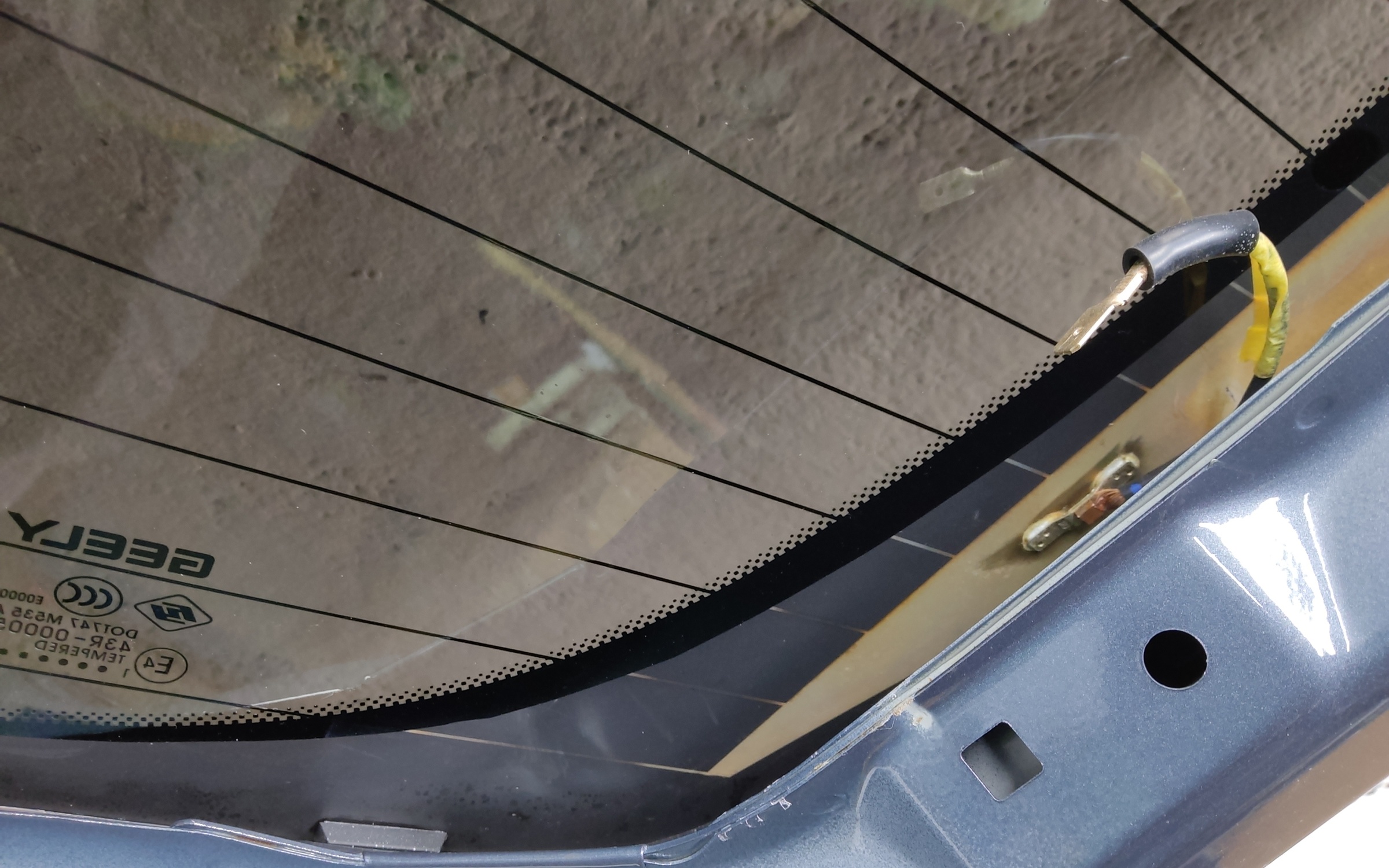 Стекло крышки багажника Geely Tugella