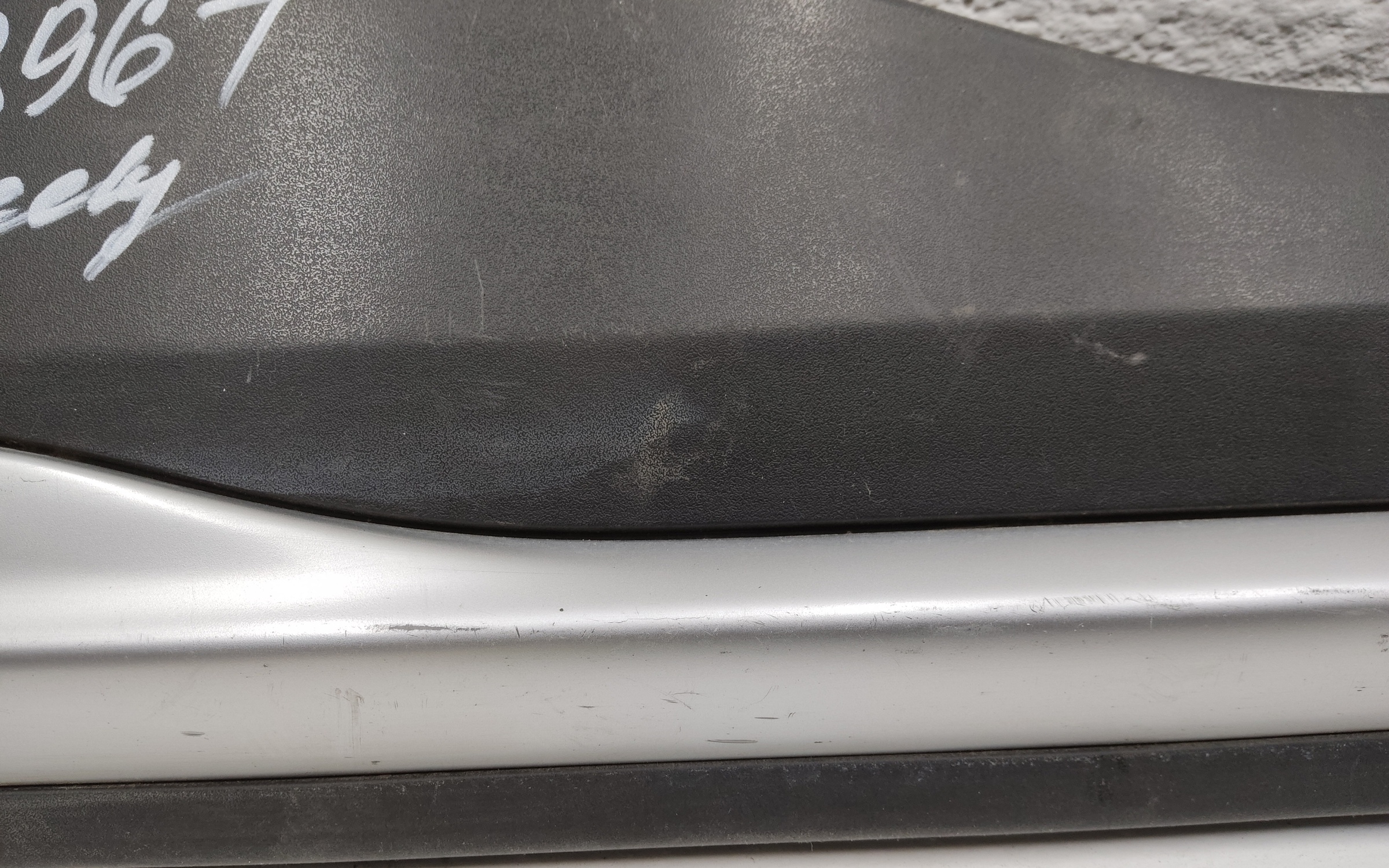 Накладка двери задней правой Geely Atlas