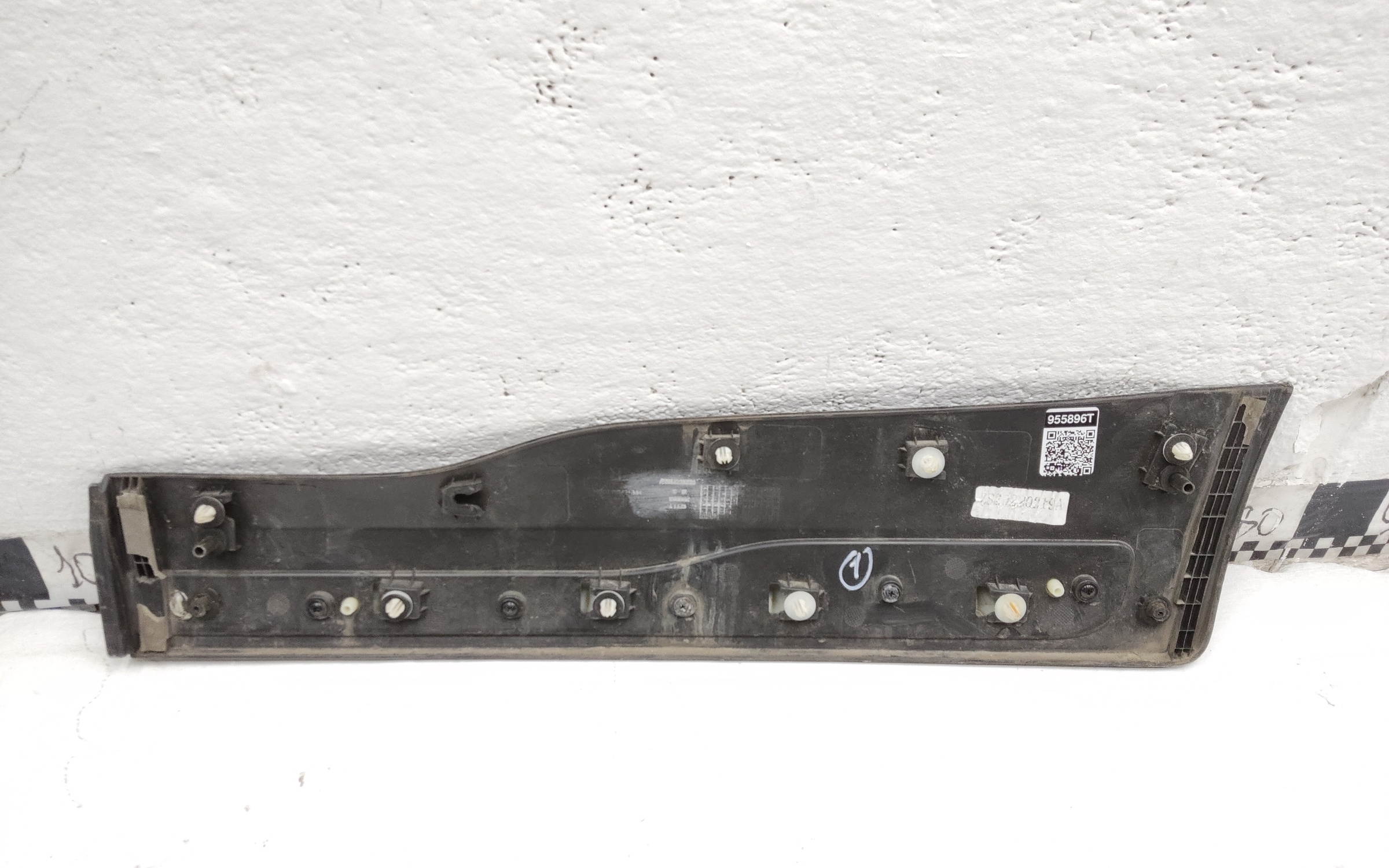 Накладка двери задней правой Geely Atlas