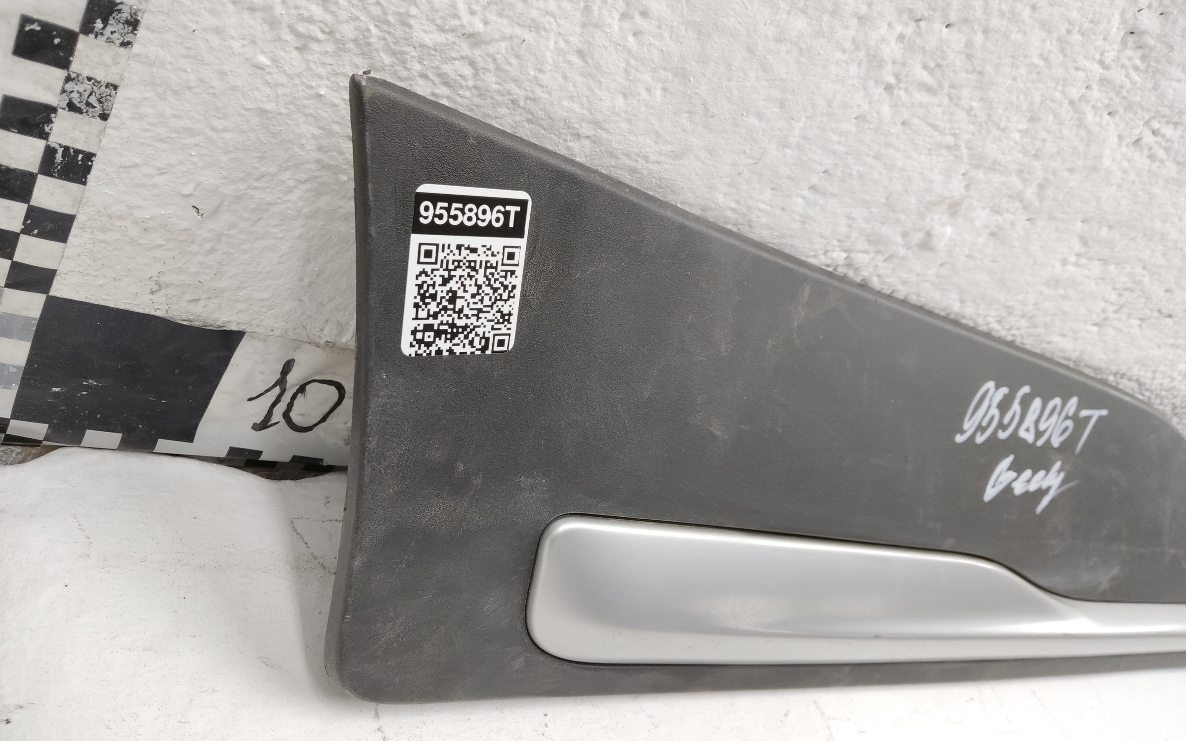 Накладка двери задней правой Geely Atlas