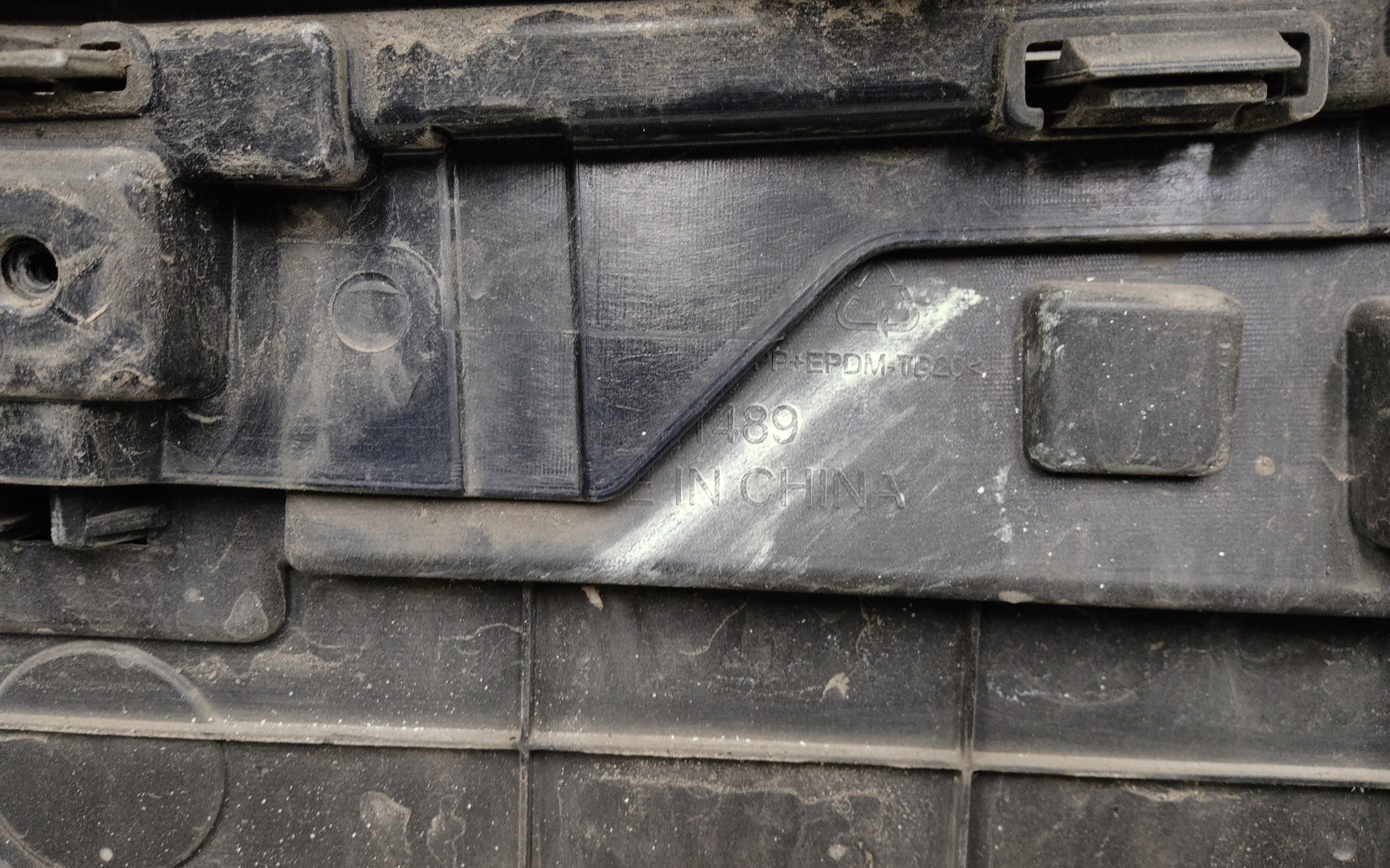 Бампер передний Geely Monjaro