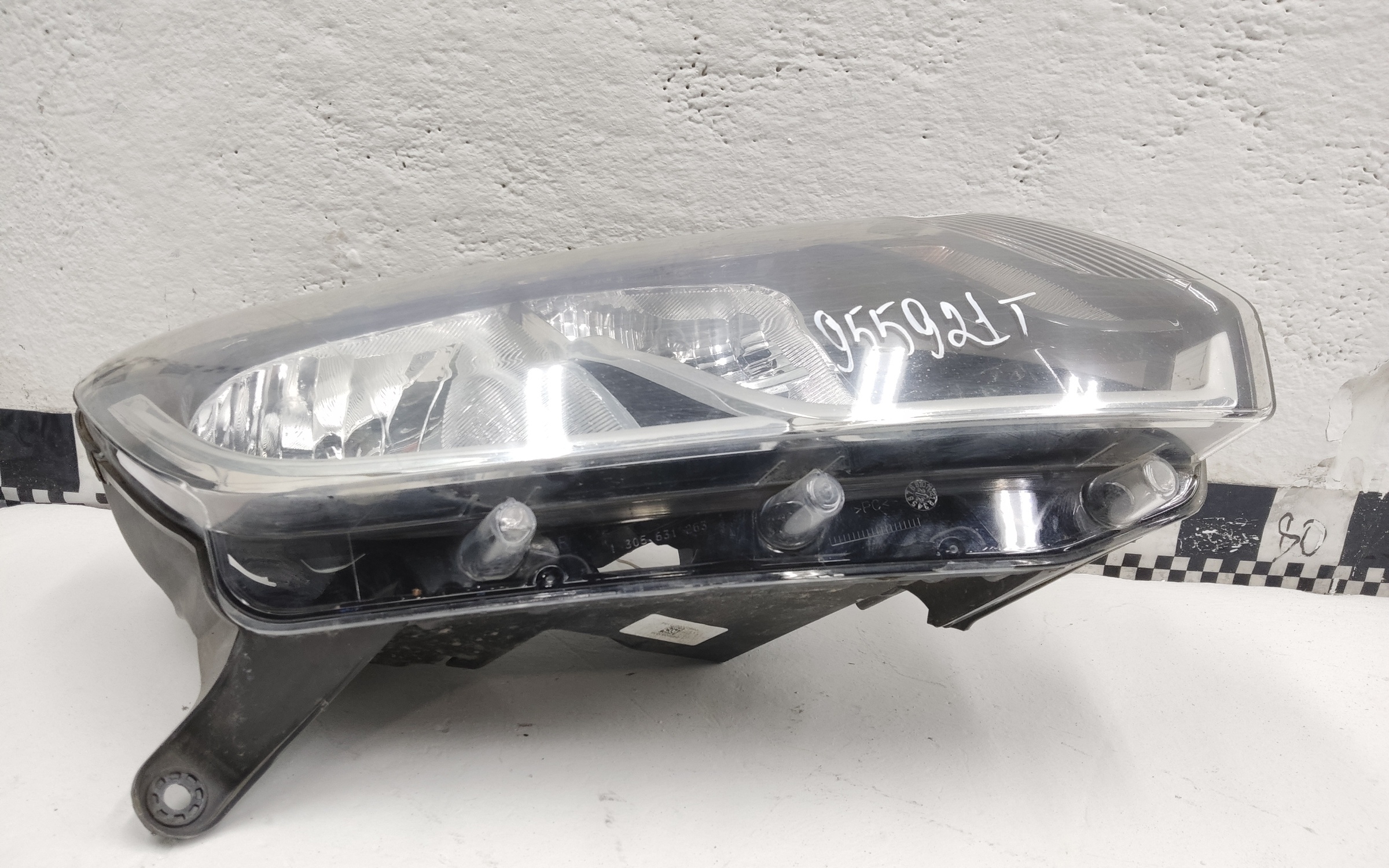 Фара передняя правая Lada Largus 1 Restail