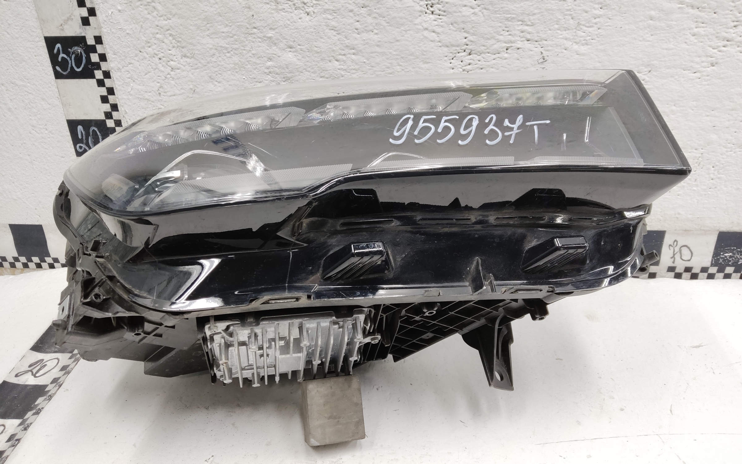 Фара передняя правая Geely Monjaro LED