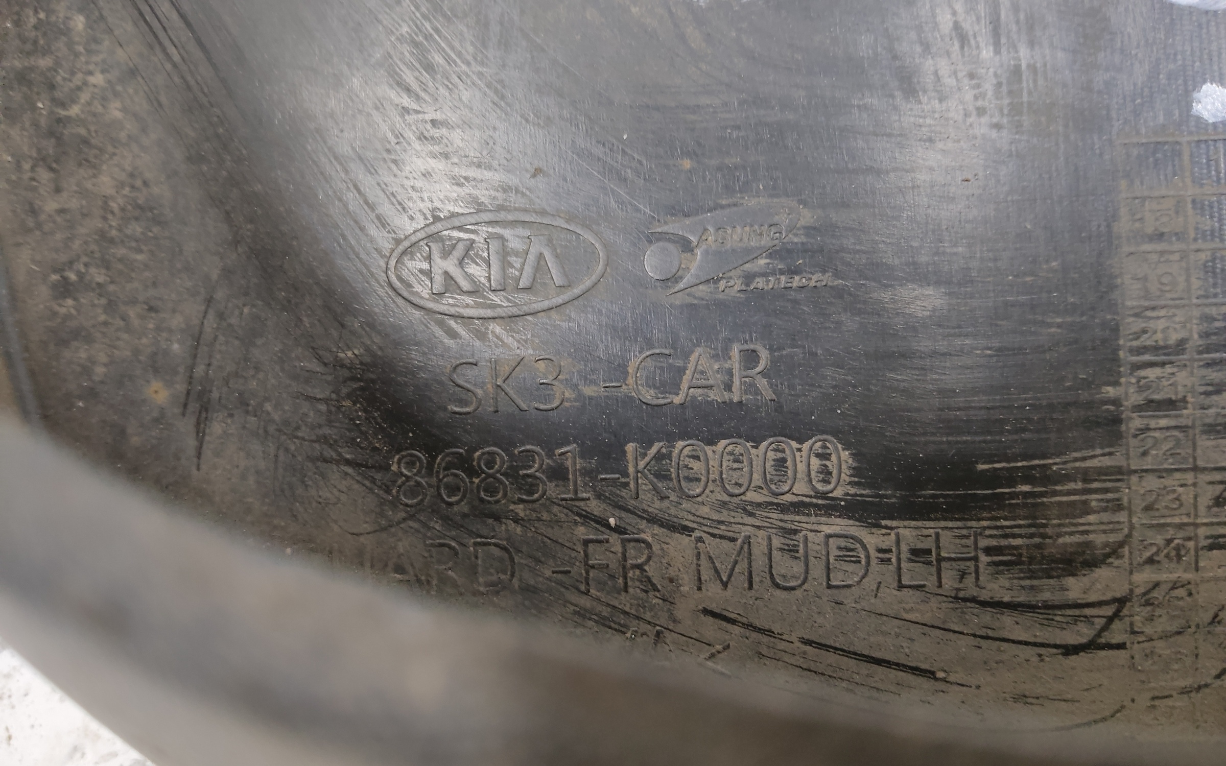 Брызговик передний левый Kia Soul 3