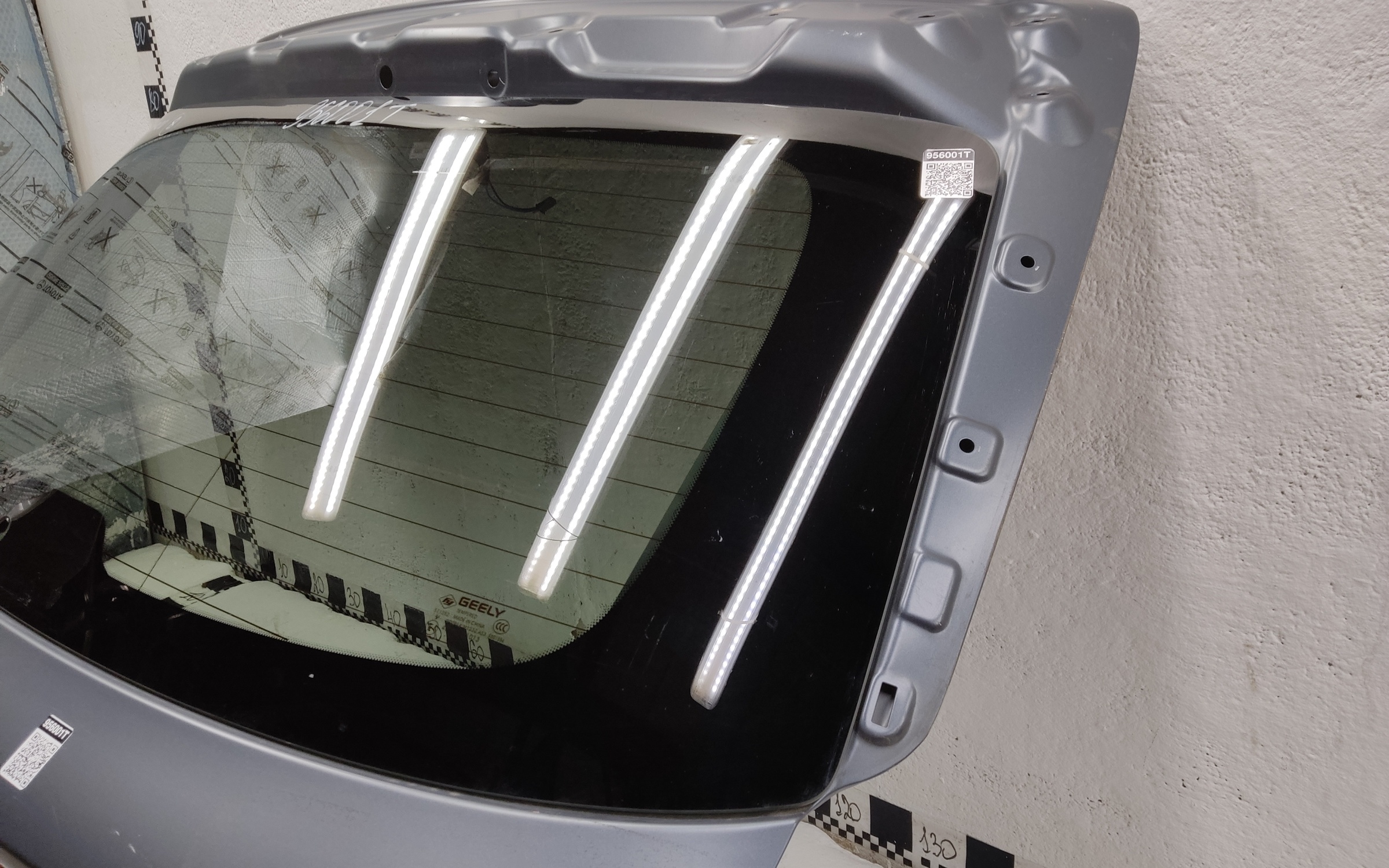 Стекло крышки багажника Geely Monjaro