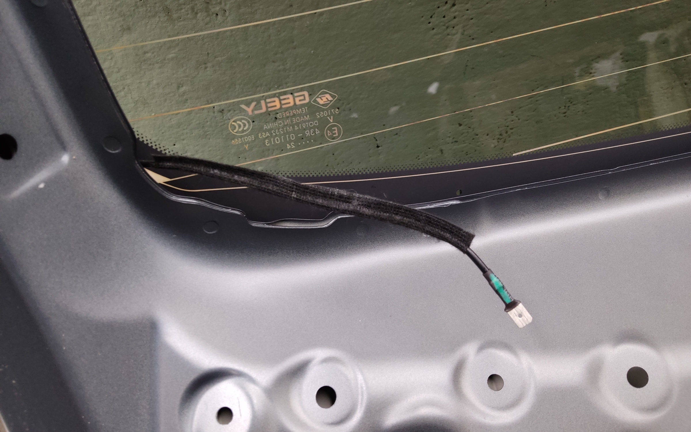 Стекло крышки багажника Geely Monjaro