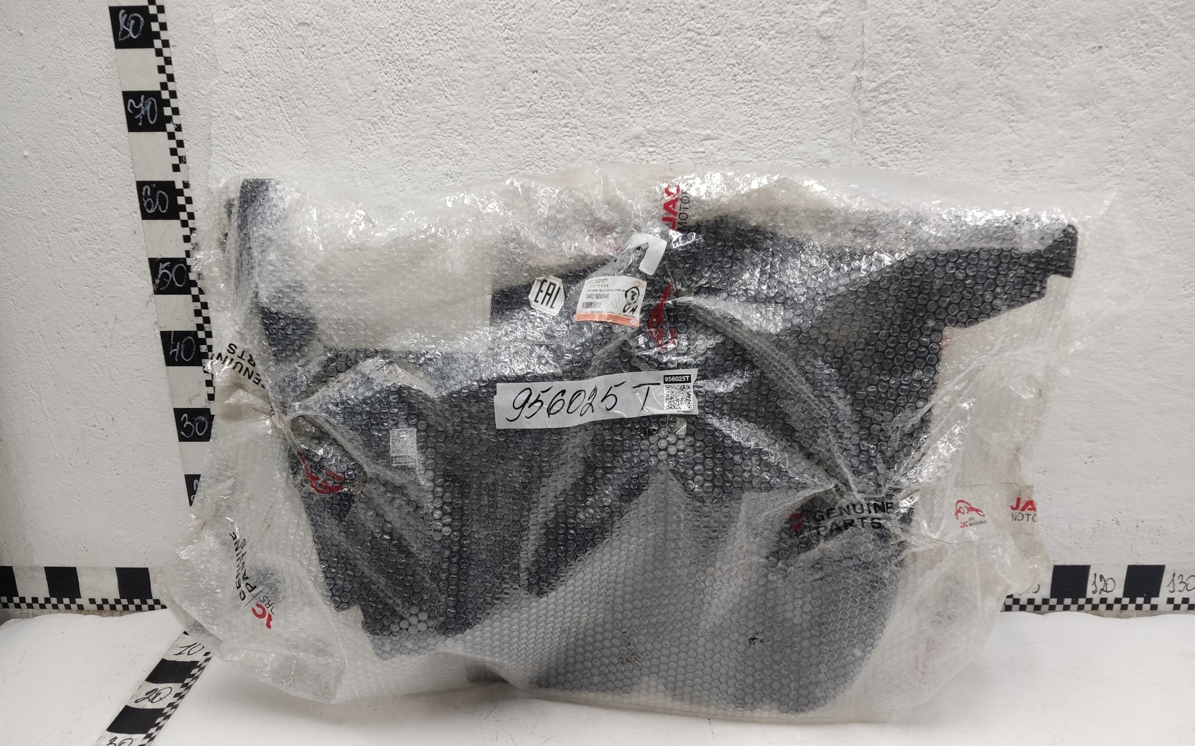 Обшивка багажника левая Jac JS6