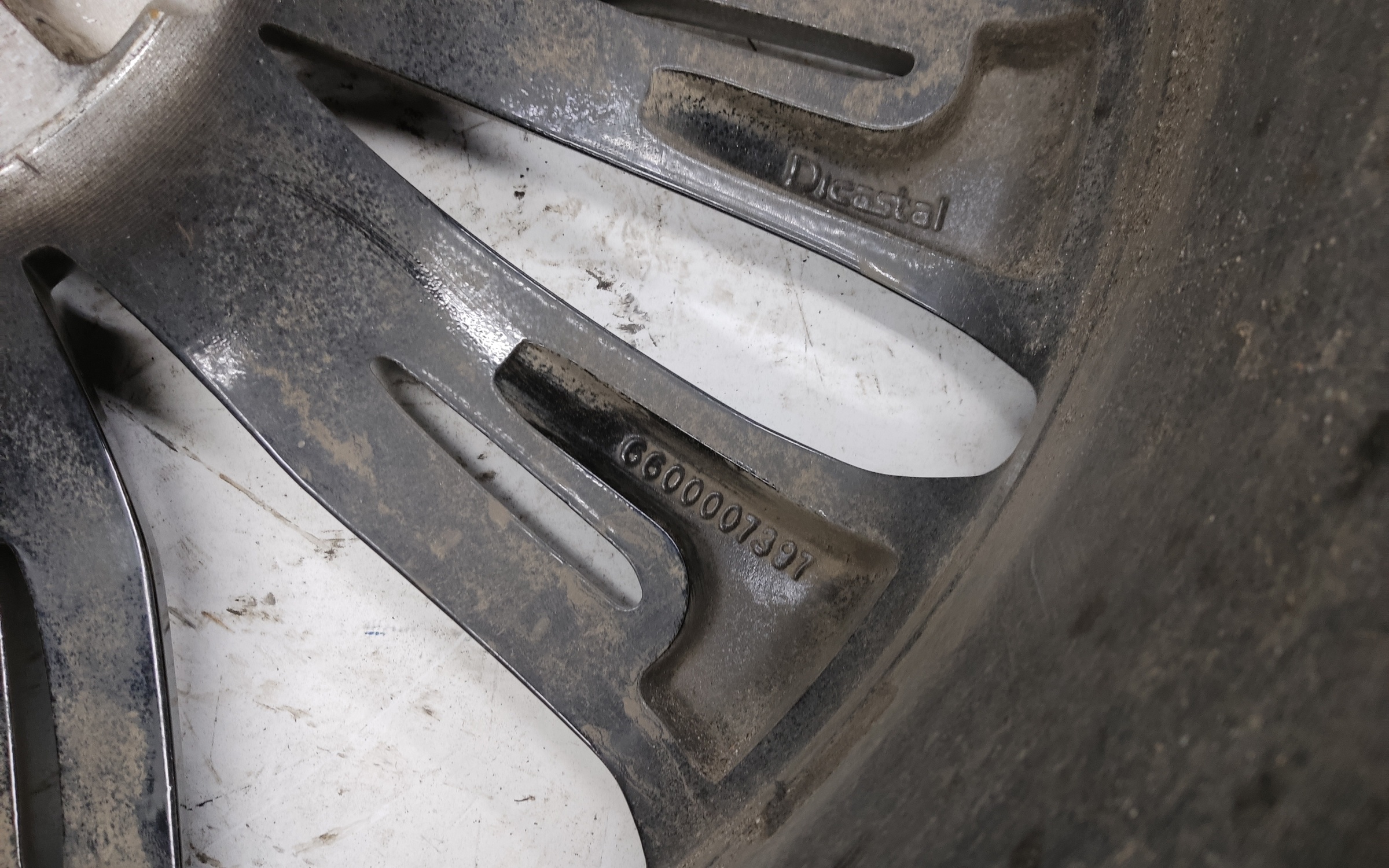 Диск колеса литой Geely Tugella R20 черный