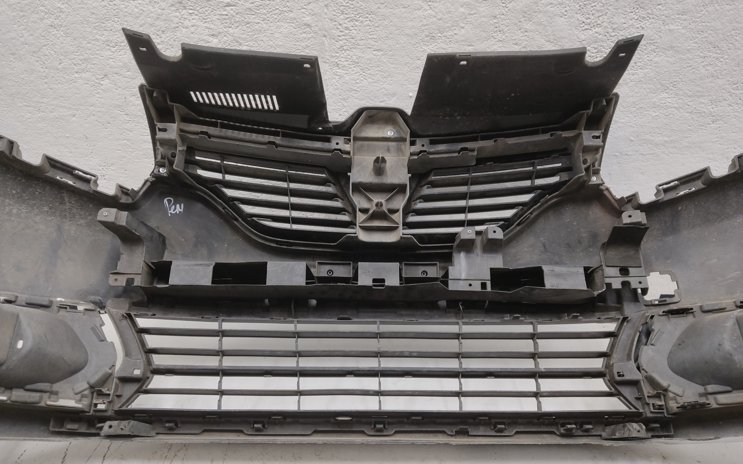 Бампер передний Renault Logan 2