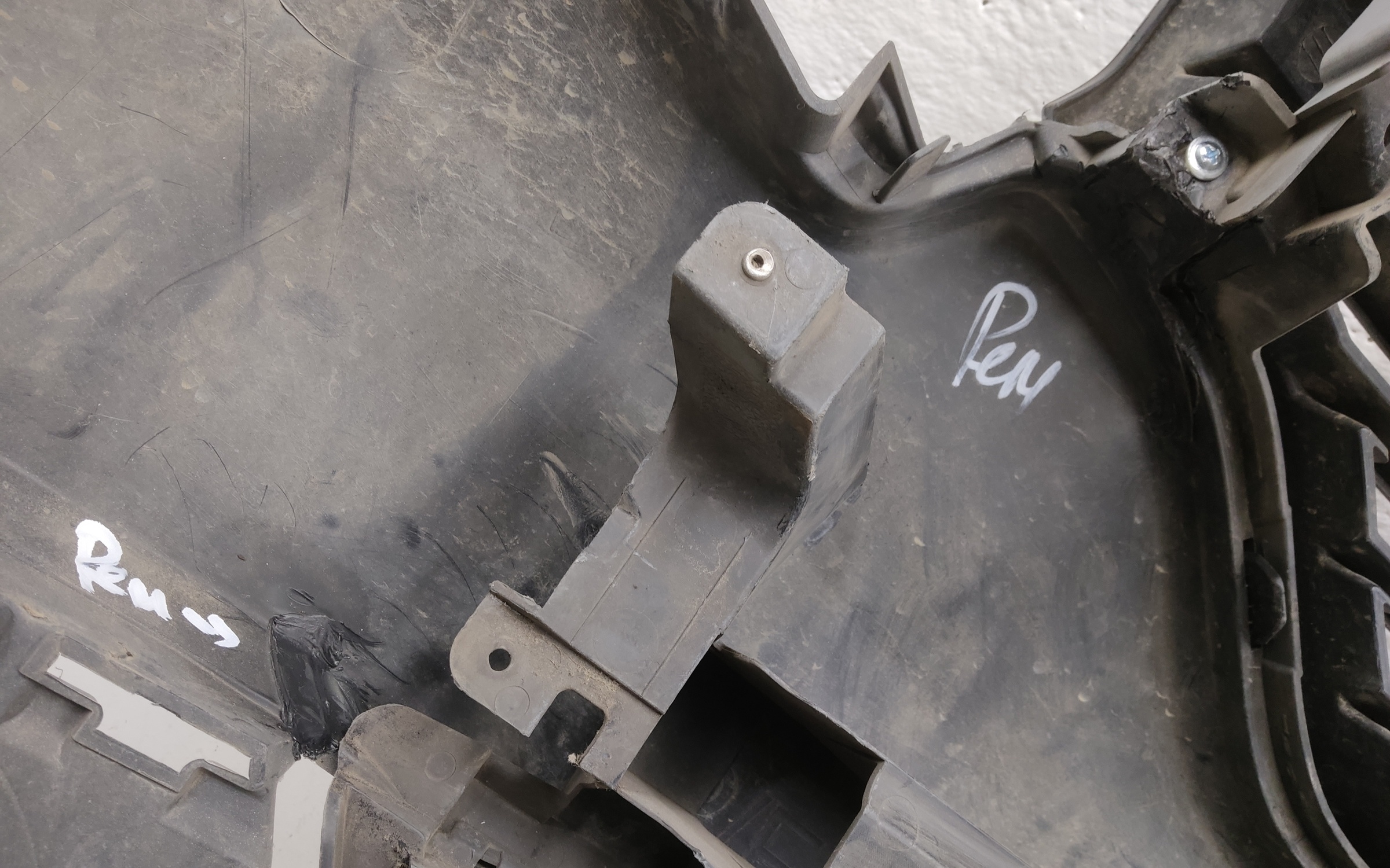 Бампер передний Renault Logan 2