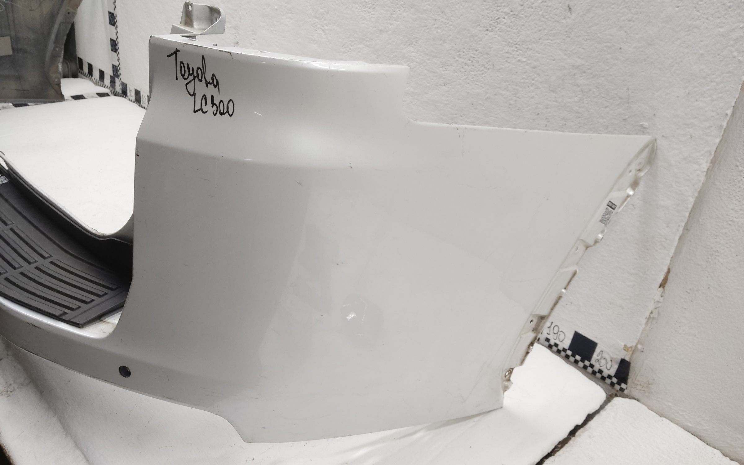 Бампер задний Toyota Land Cruiser 300