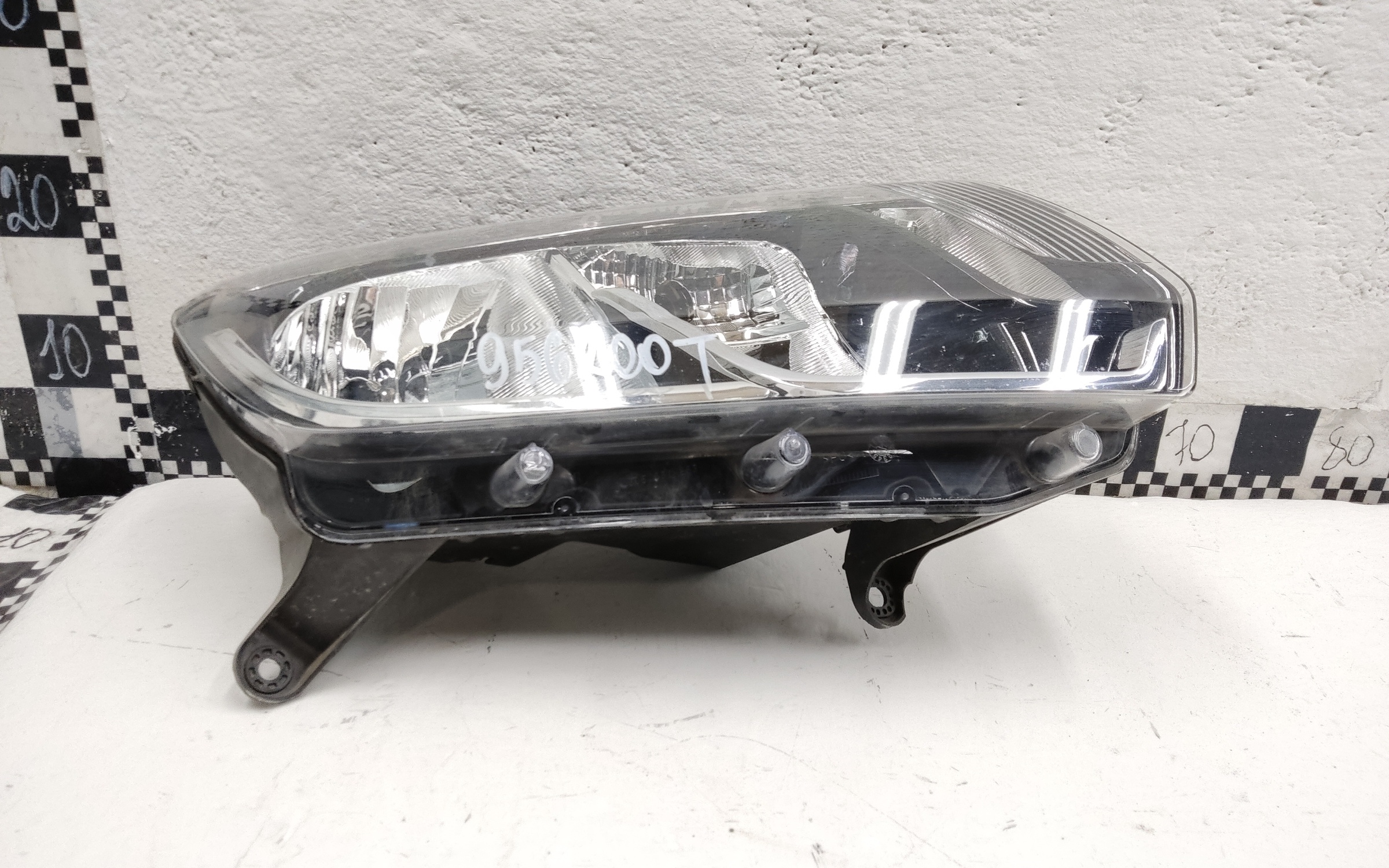 Фара передняя правая Renault Logan 2