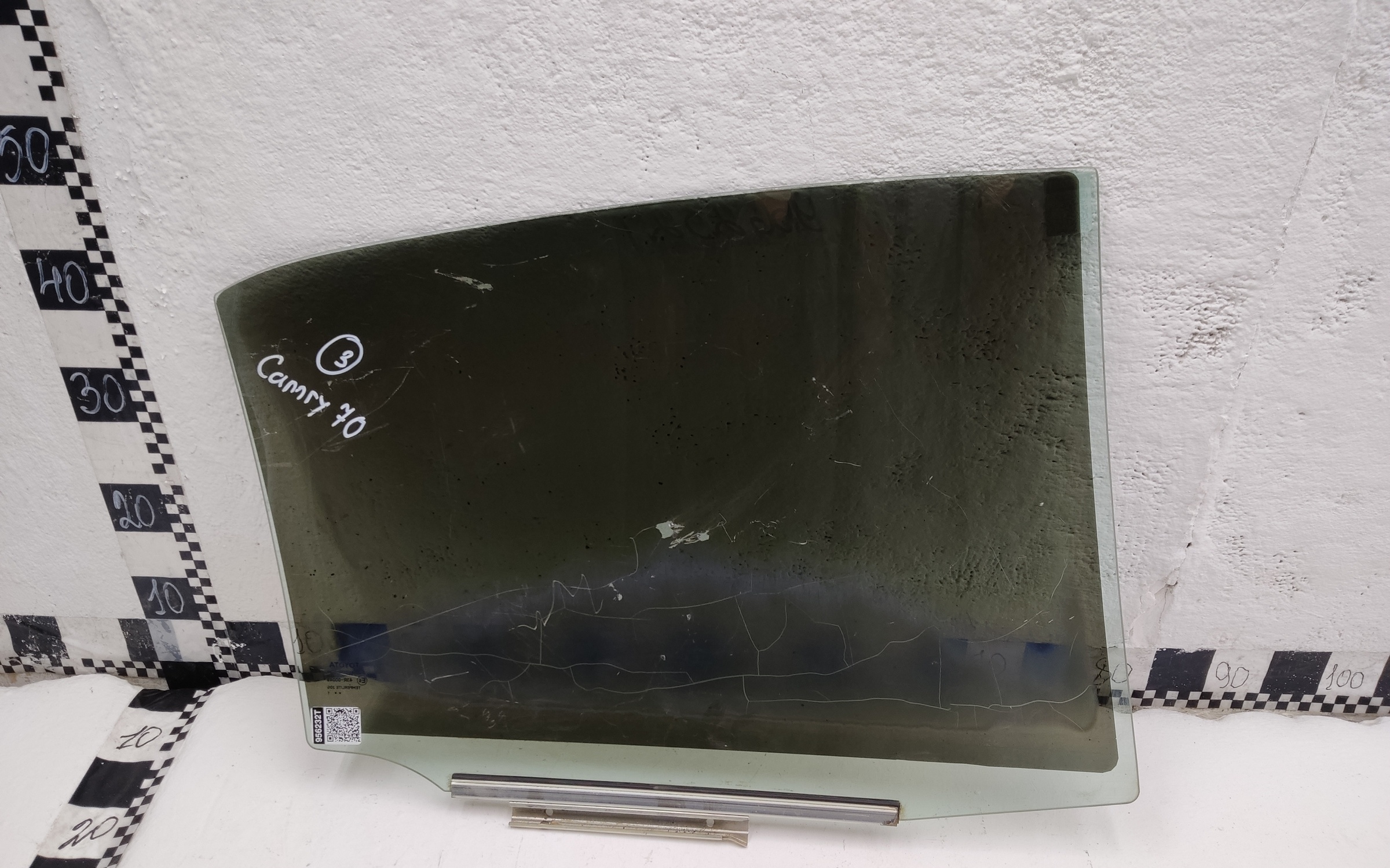 Стекло двери задней левой Toyota Camry V70