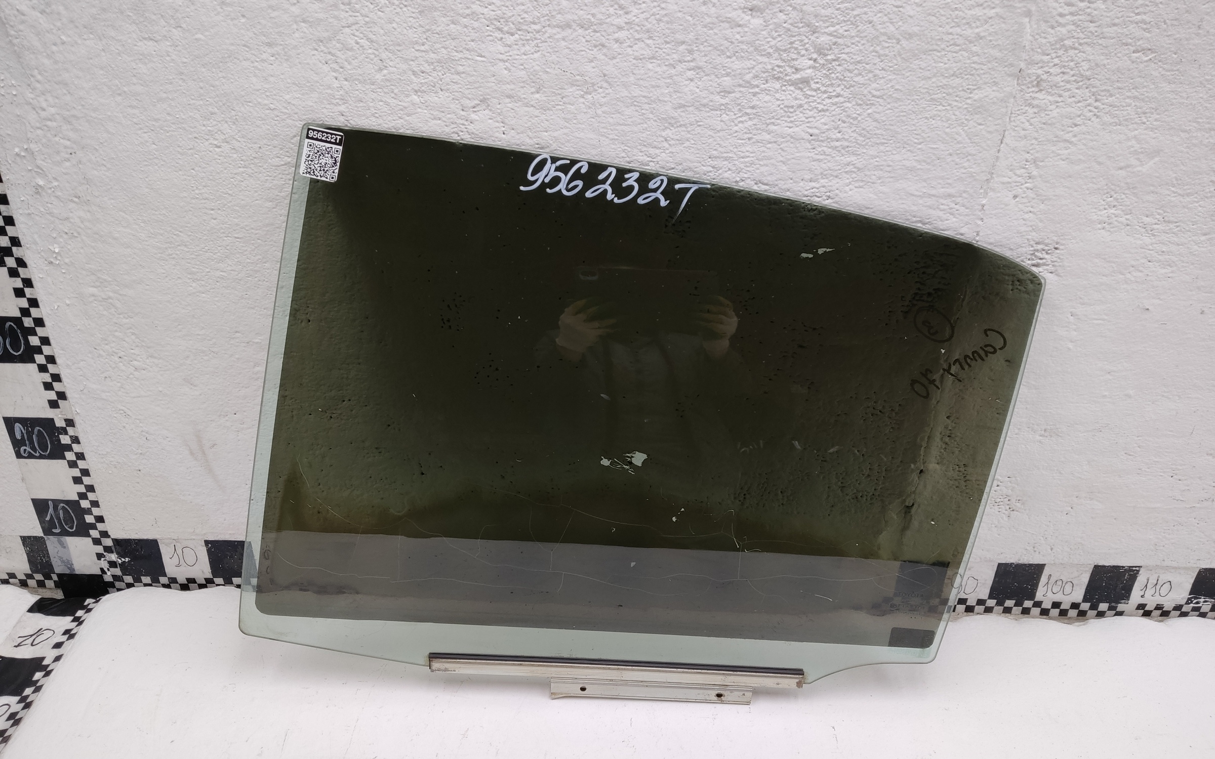 Стекло двери задней левой Toyota Camry V70