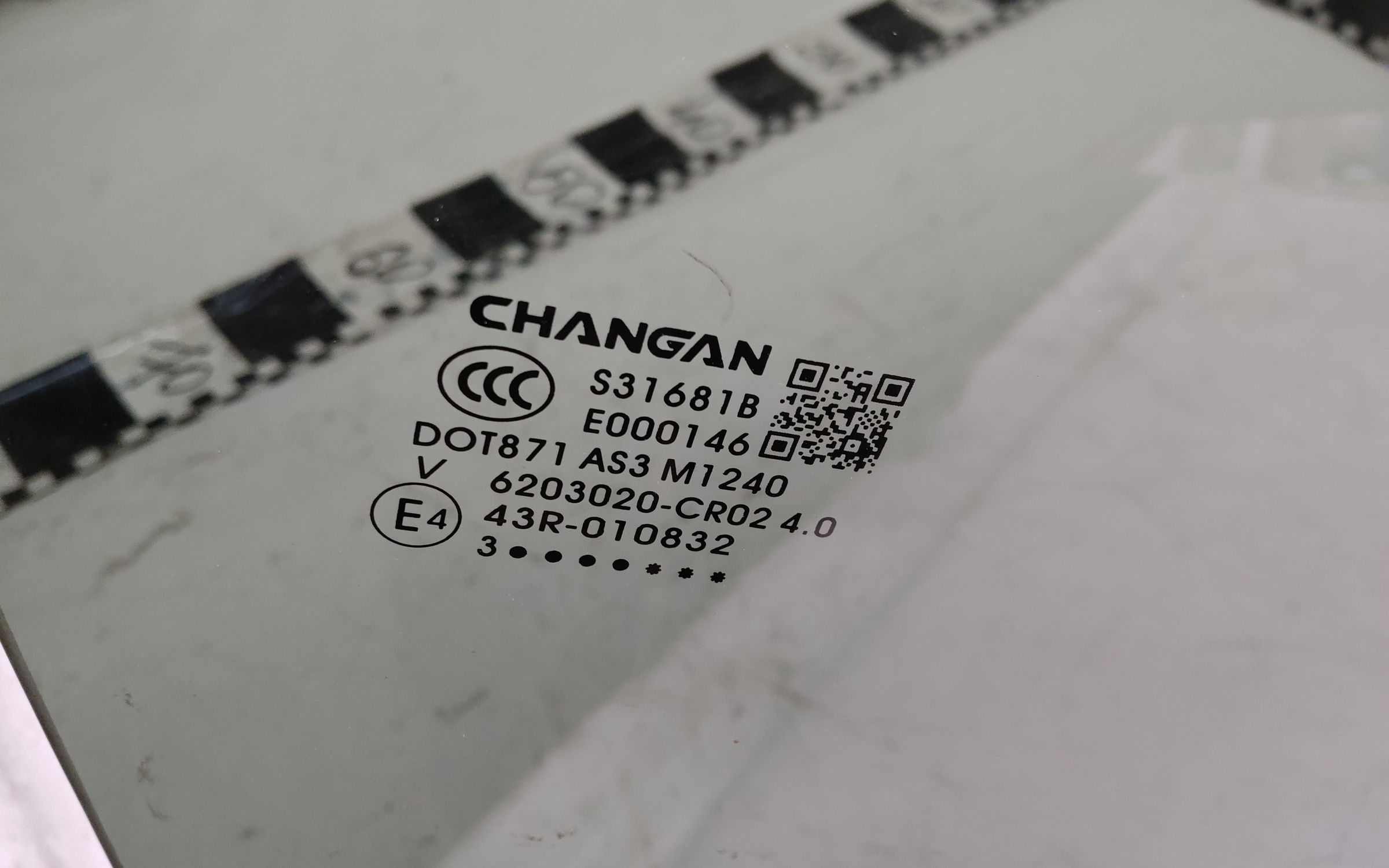 Стекло двери задней правой Changan UNI-K тонированное