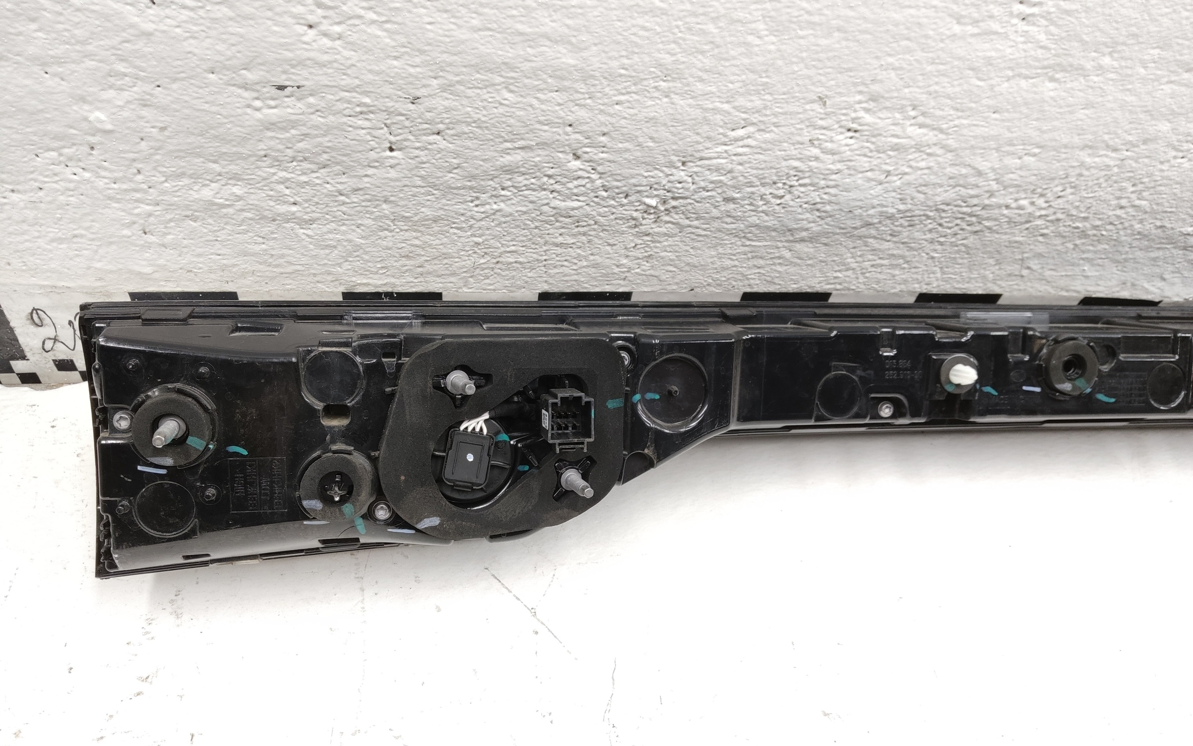 Фонарь крышки багажника Geely Monjaro LED