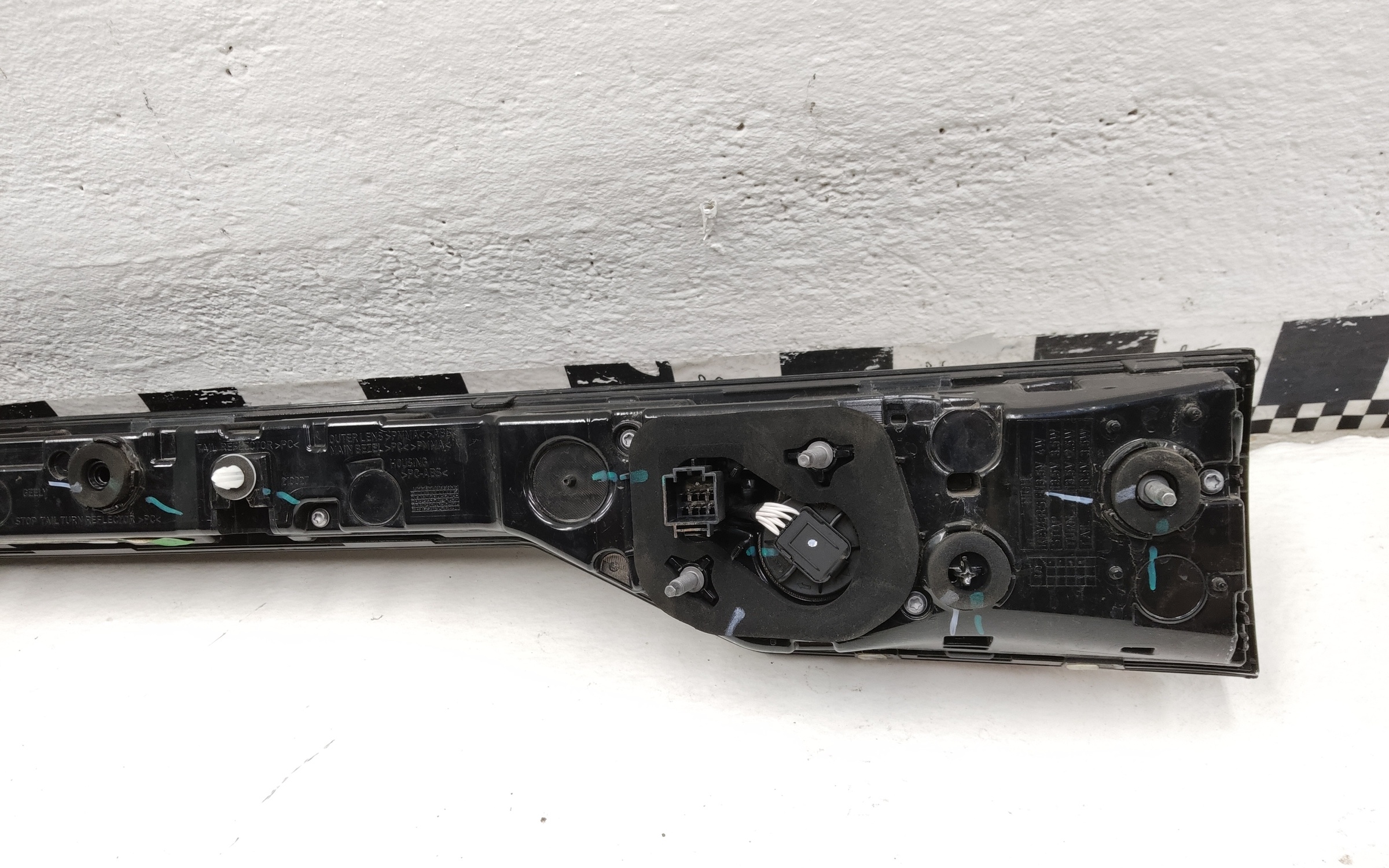 Фонарь крышки багажника Geely Monjaro LED