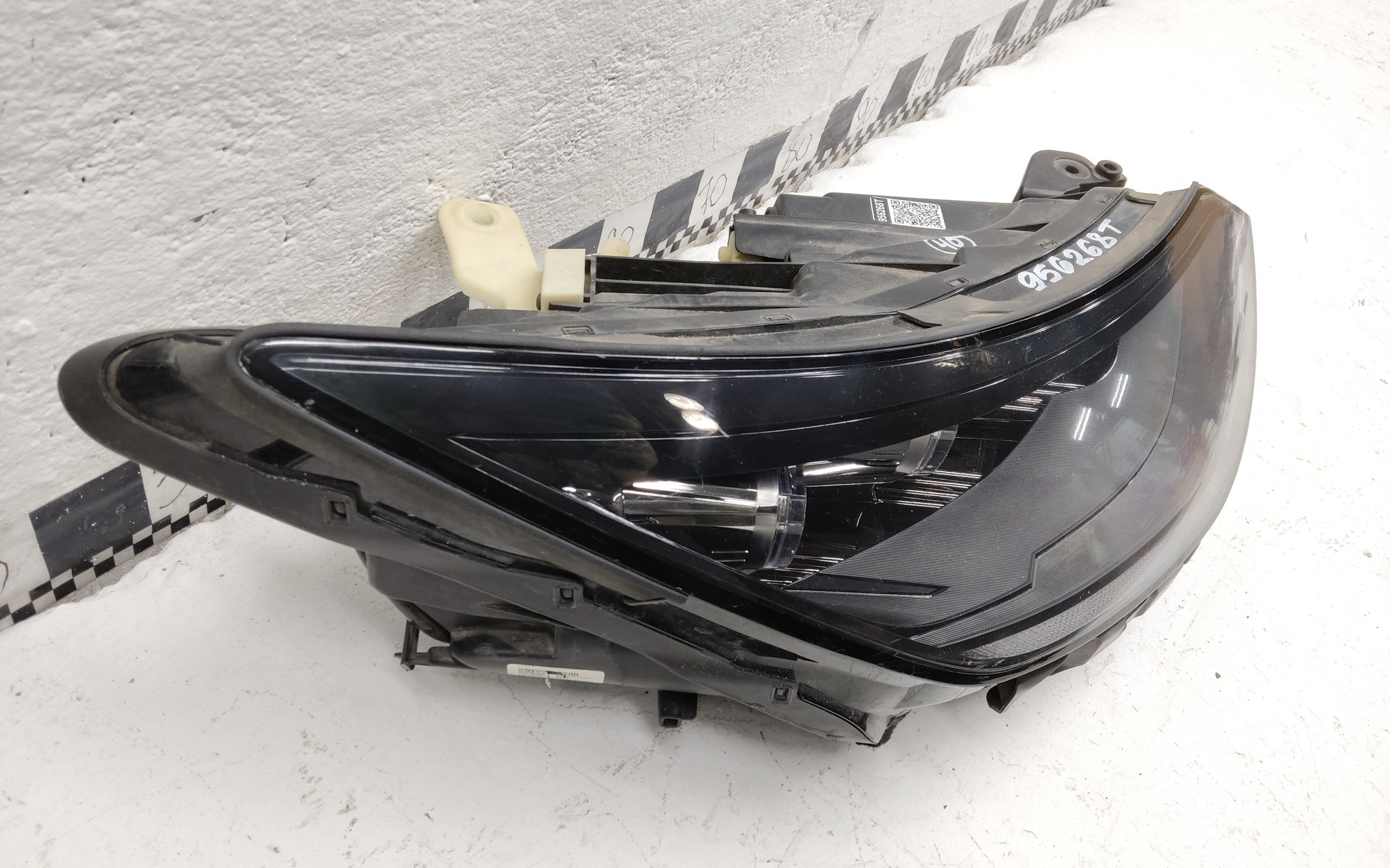 Фара передняя правая Hyundai Sonata 8 LED