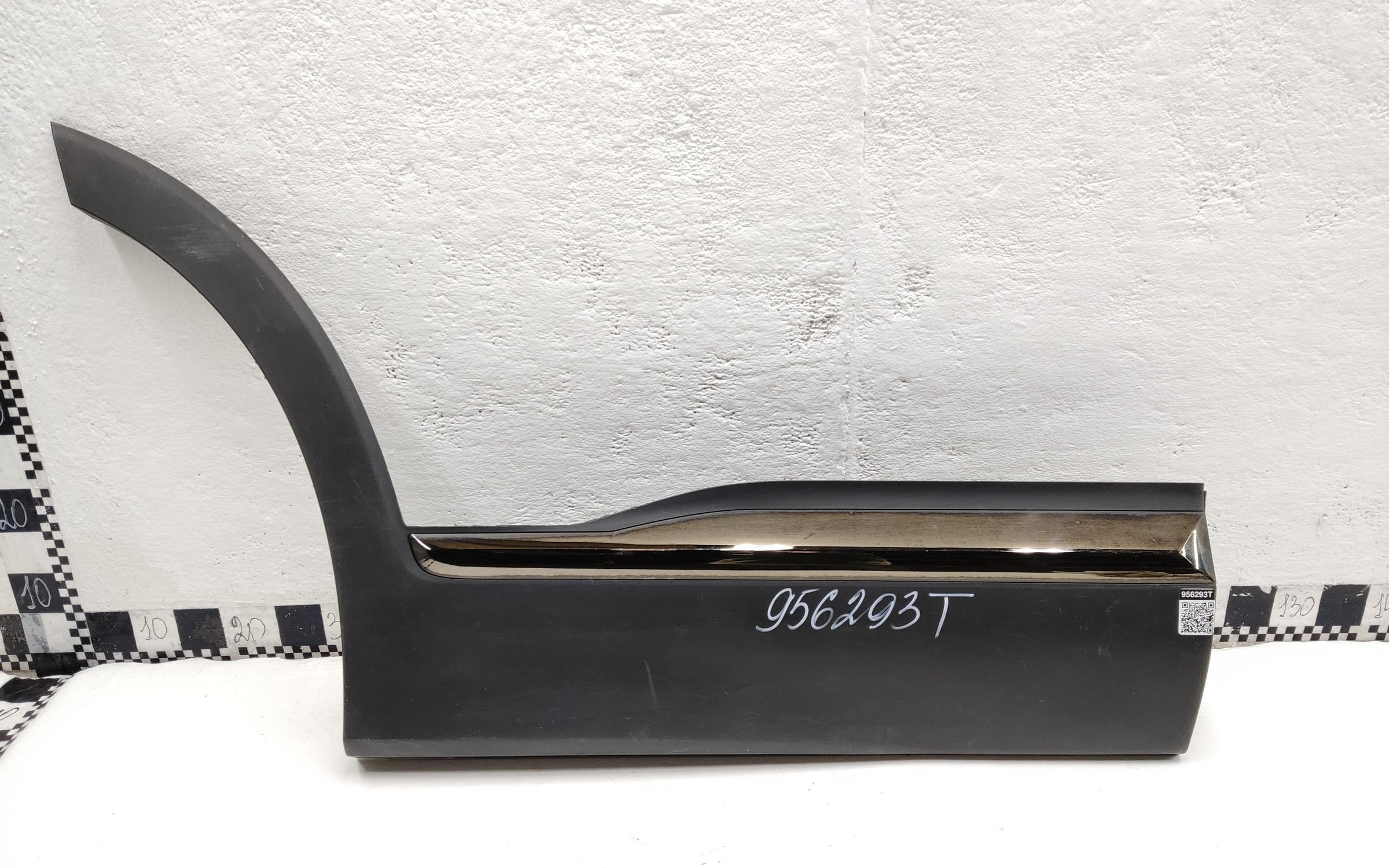 Накладка двери задней правой Hyundai Santa Fe 4 темный хром