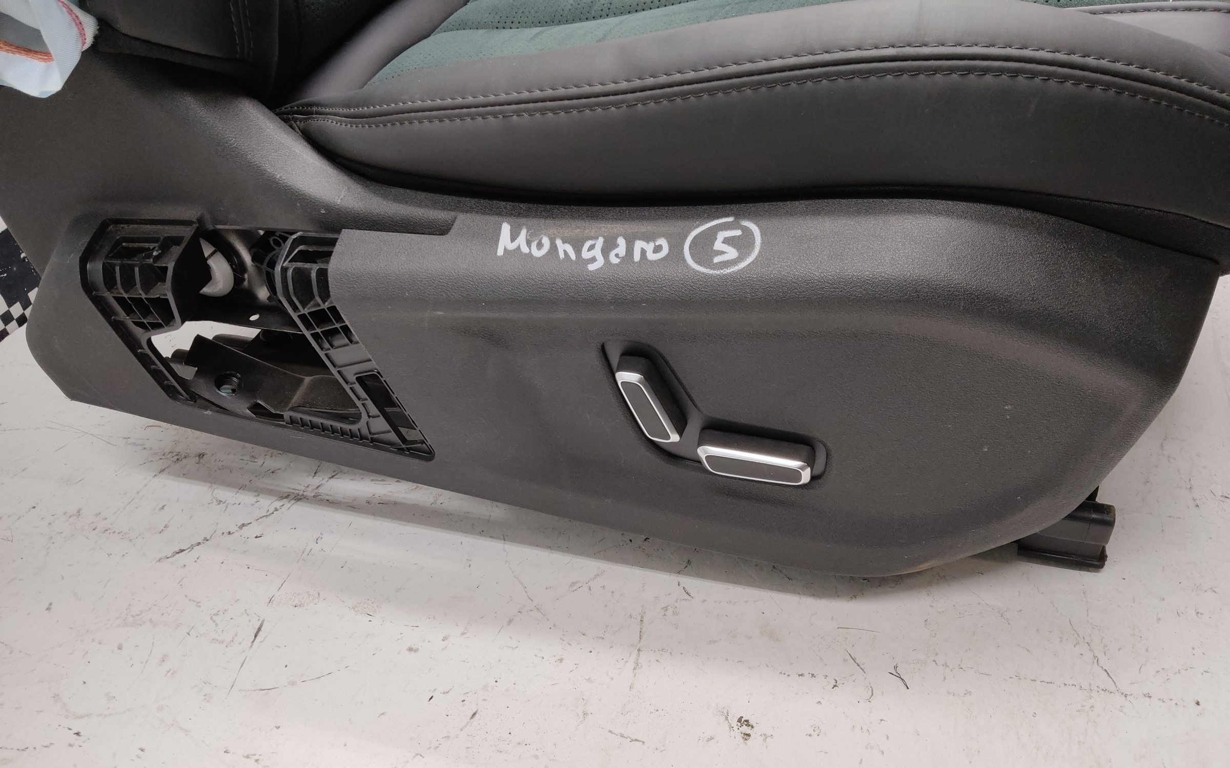 Сиденье переднее правое Geely Monjaro зеленые вставки