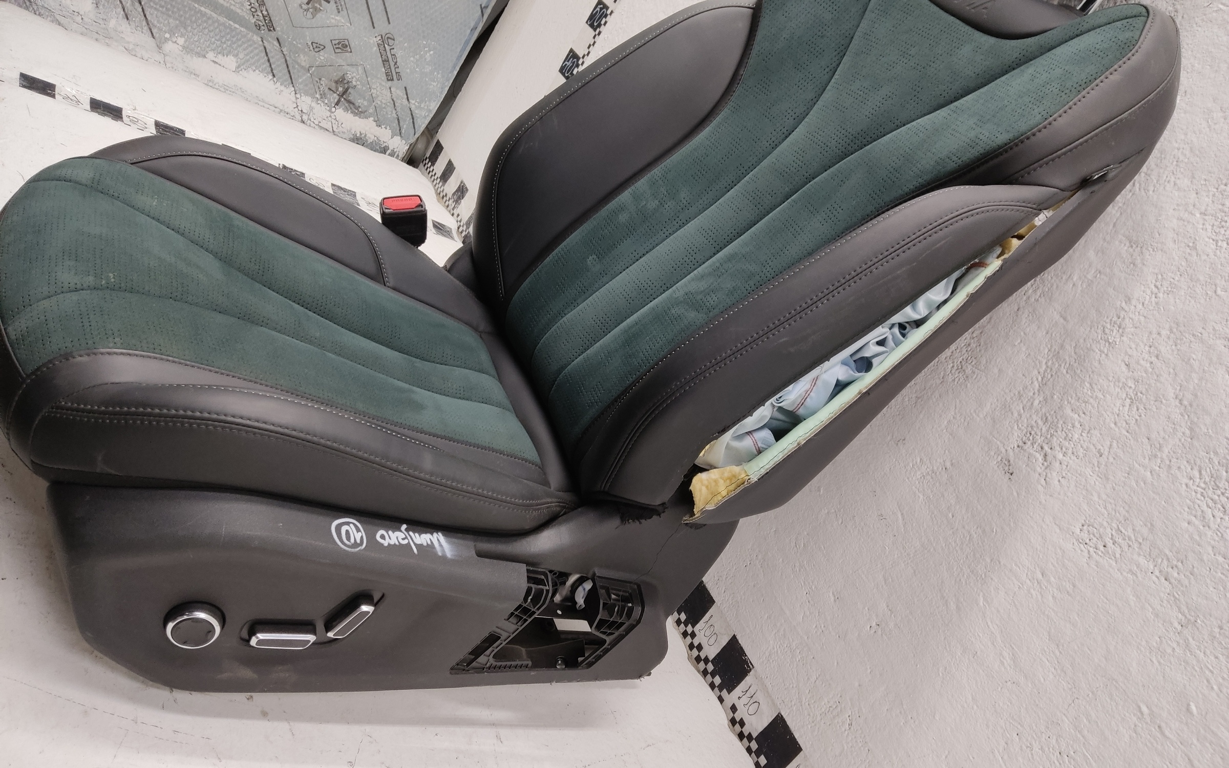 Сиденье переднее левое Geely Monjaro зеленые вставки
