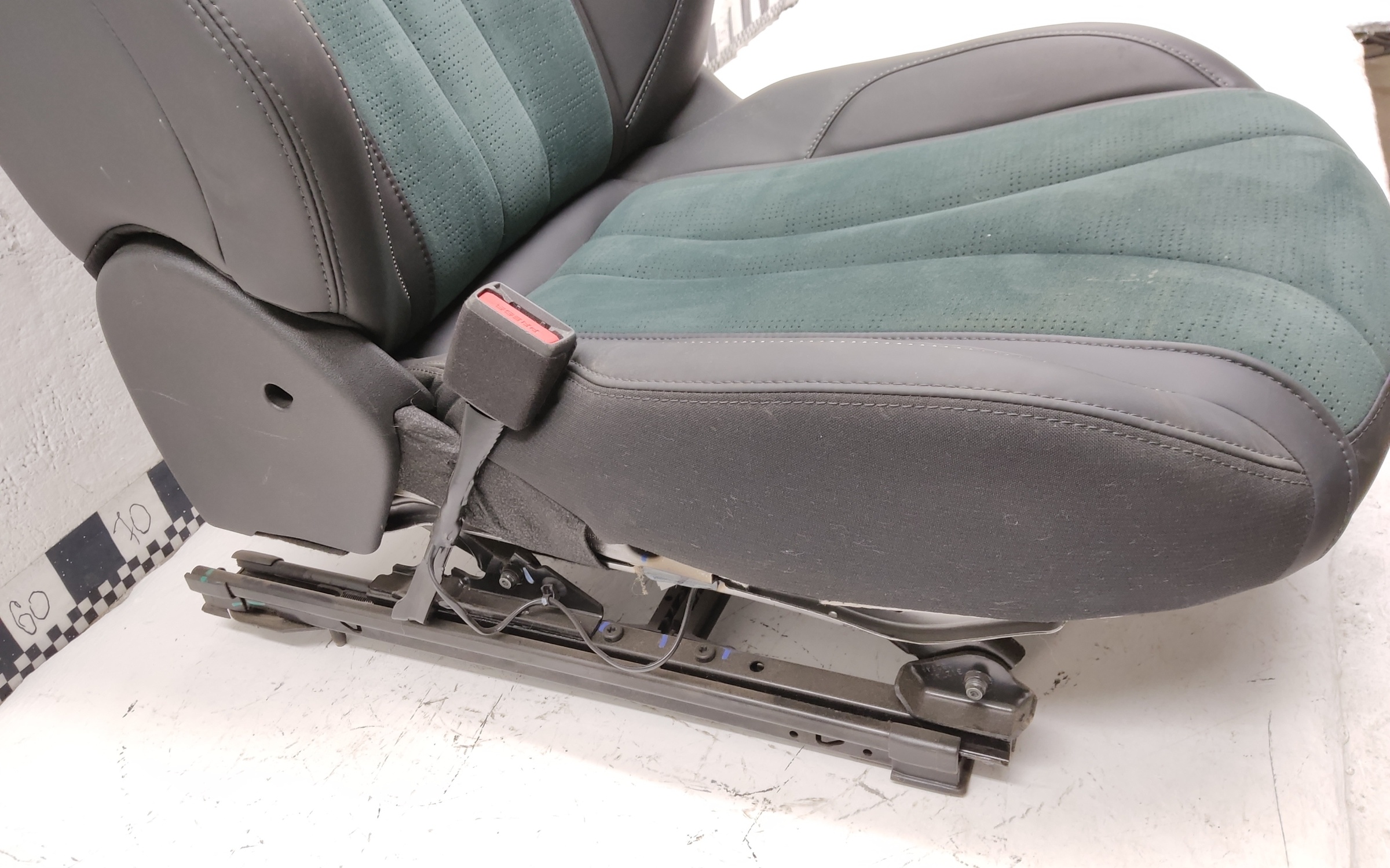 Сиденье переднее левое Geely Monjaro зеленые вставки