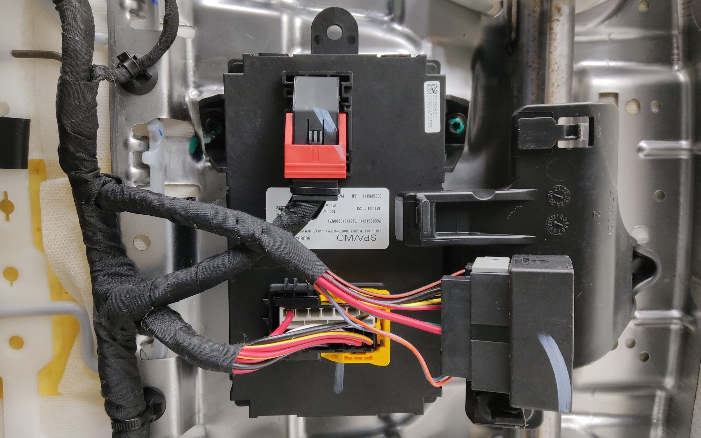 Сиденье переднее левое Geely Monjaro зеленые вставки