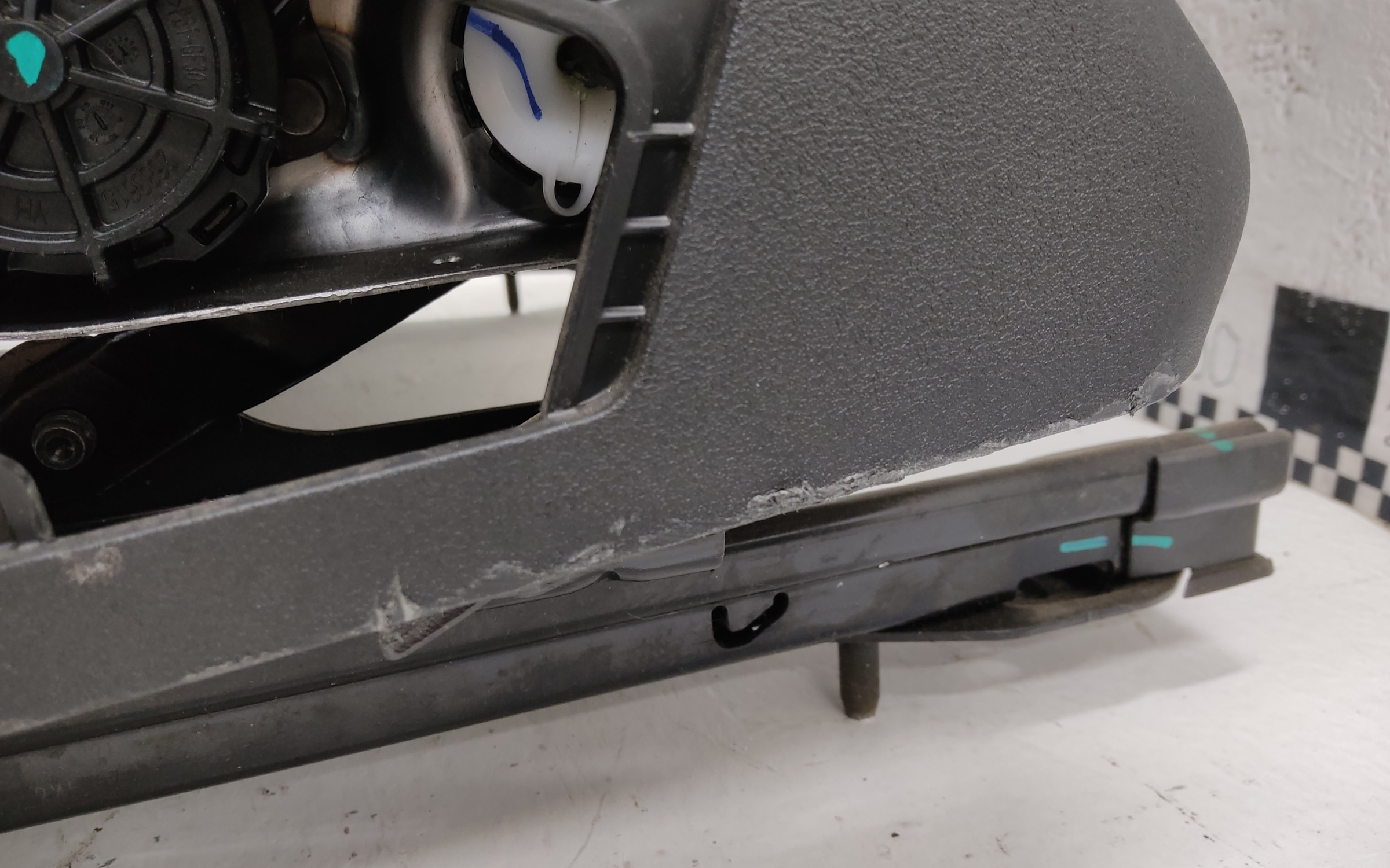 Сиденье переднее левое Geely Monjaro зеленые вставки