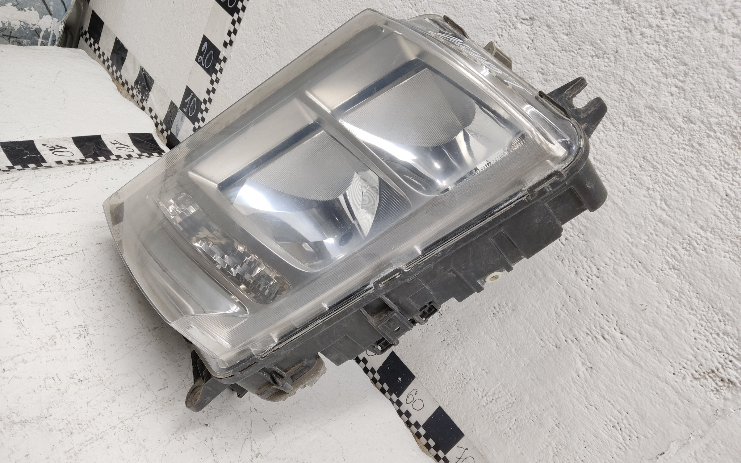 Фара передняя левая Volvo FH 4 галоген ДХО