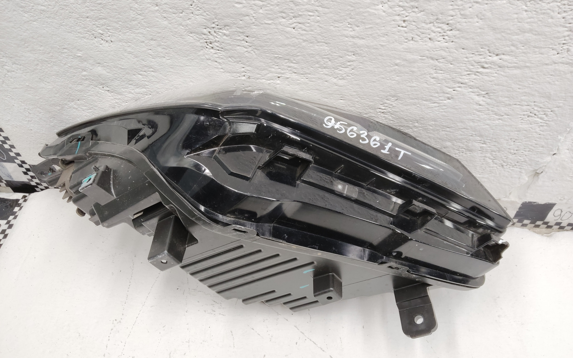 Фара передняя правая Geely Coolray Restail LED