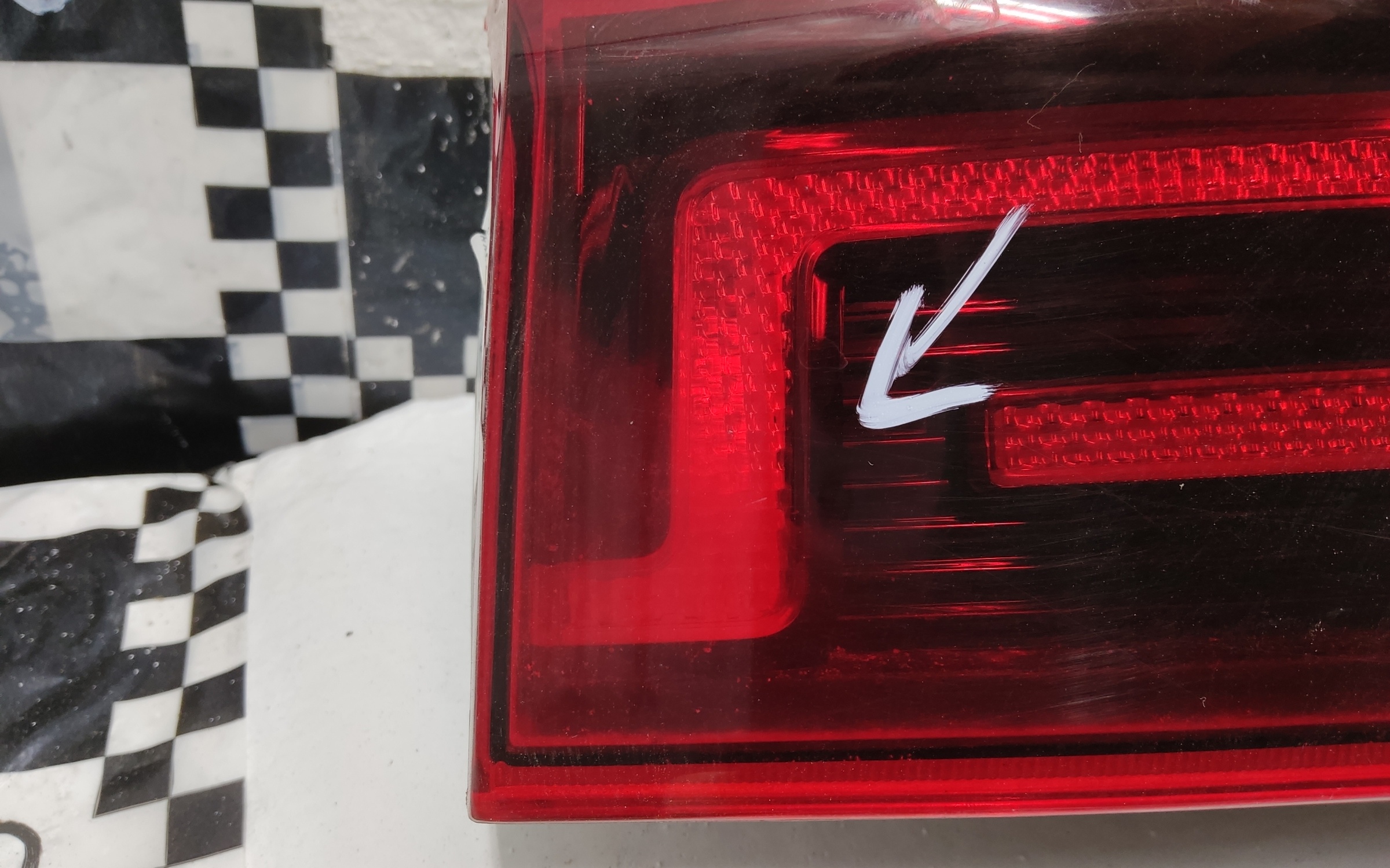 Фонарь крышки багажника Kia Carnival 4 LED