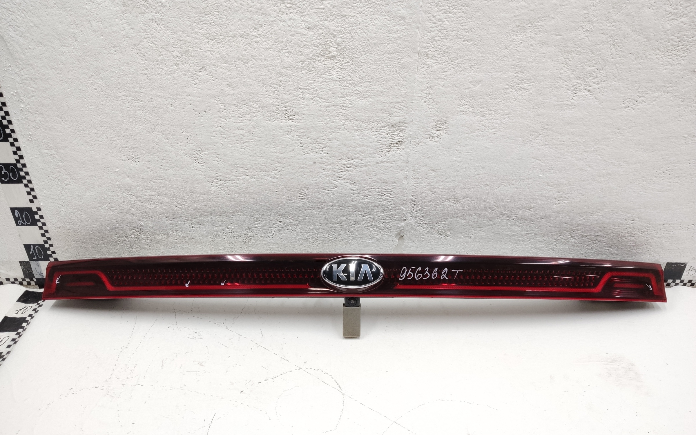 Фонарь крышки багажника Kia Carnival 4 LED