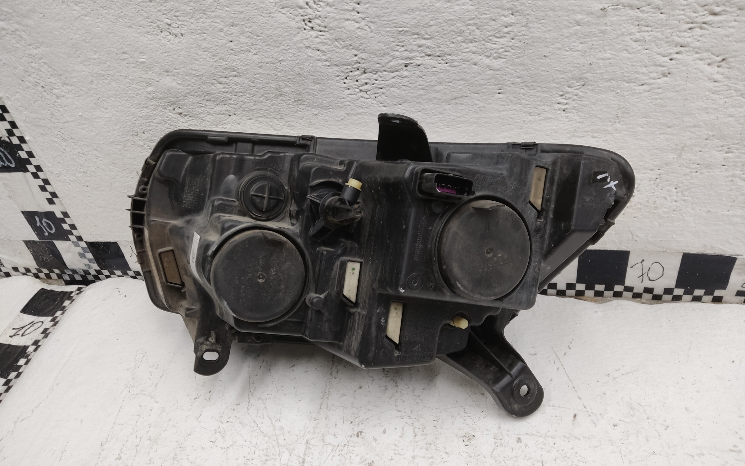 Фара передняя правая Renault Sandero 2 Restail галоген с ДХО