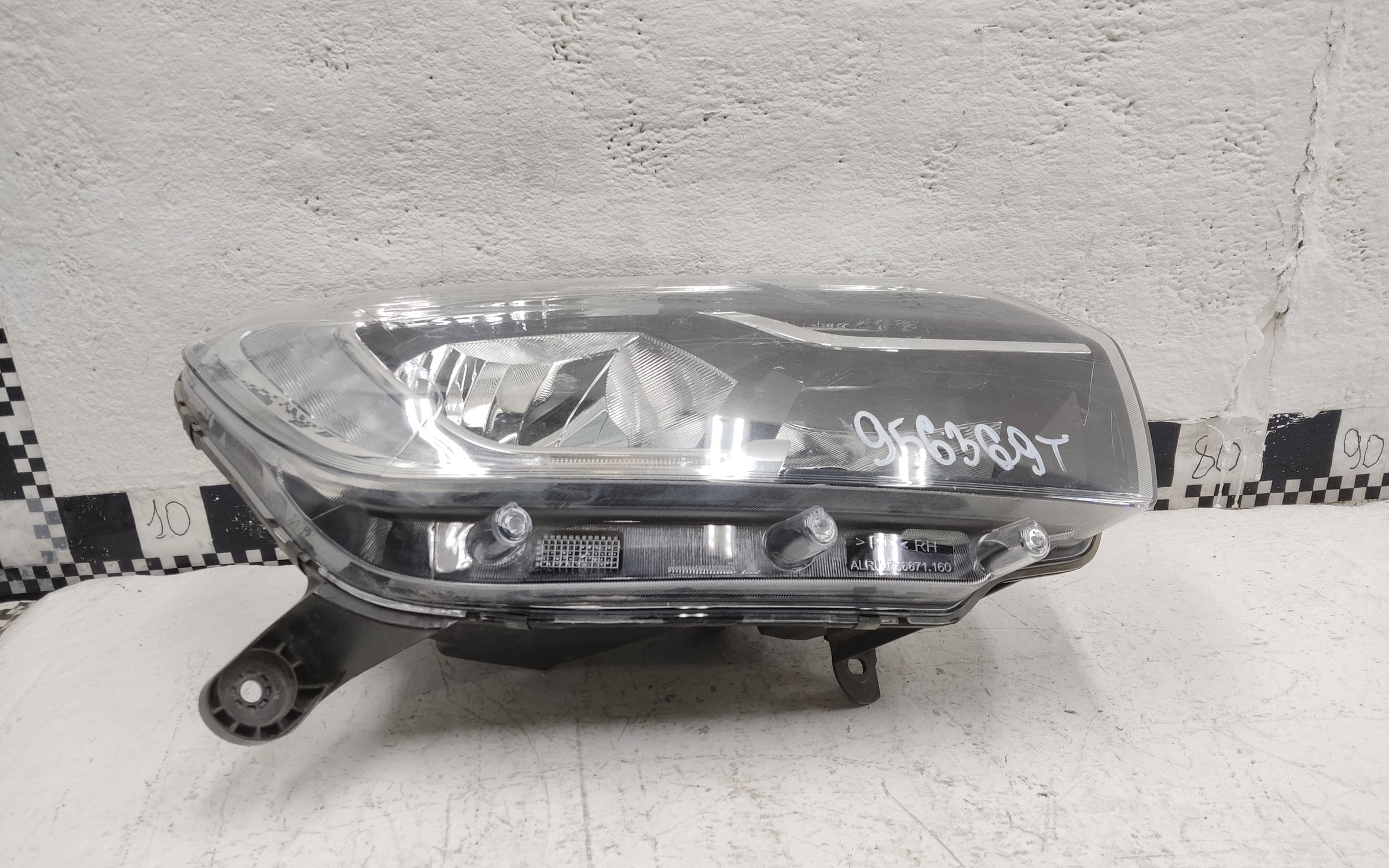 Фара передняя правая Renault Sandero 2 Restail галоген с ДХО