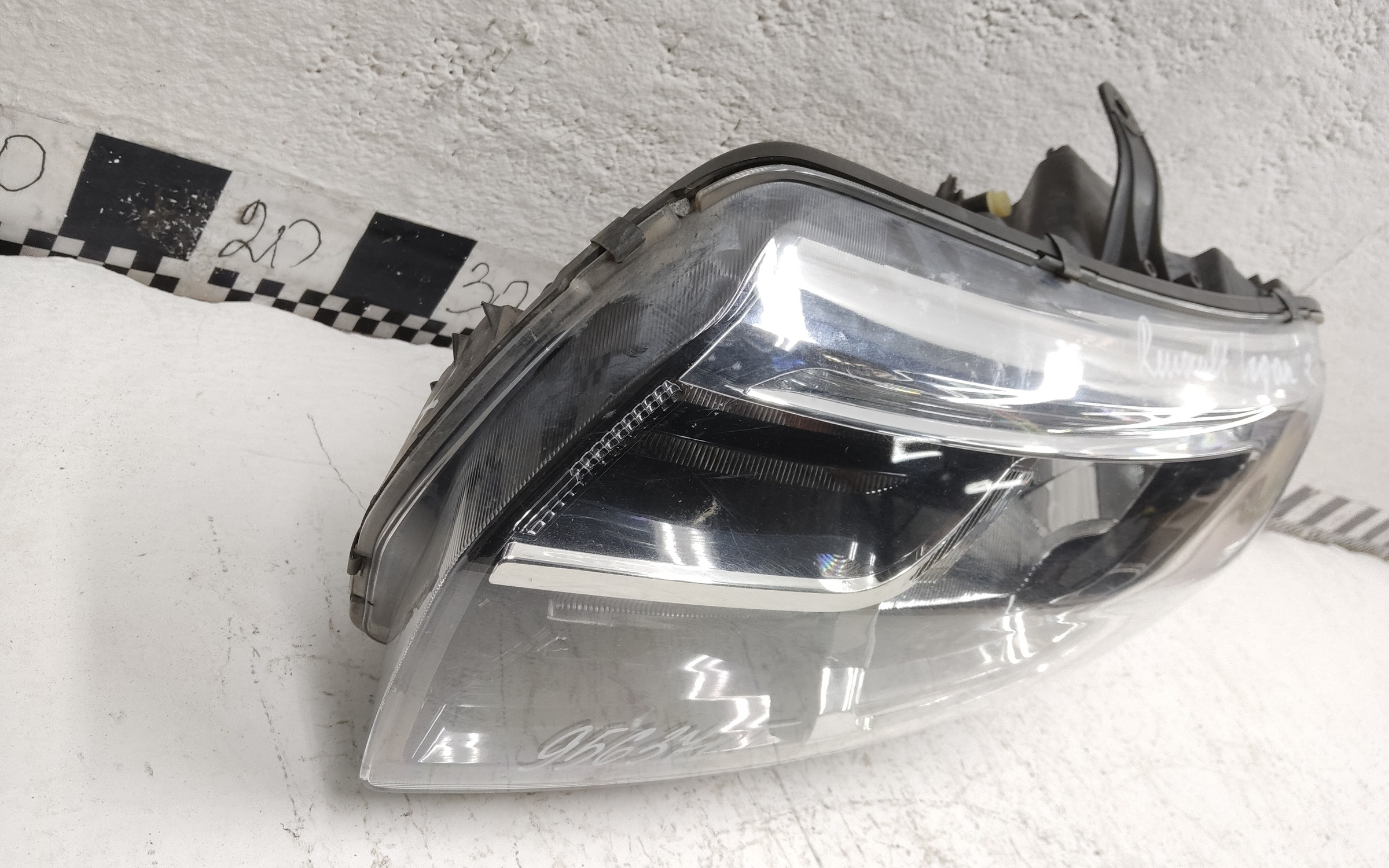 Фара передняя левая Renault Logan 2 Restail галоген с ДХО