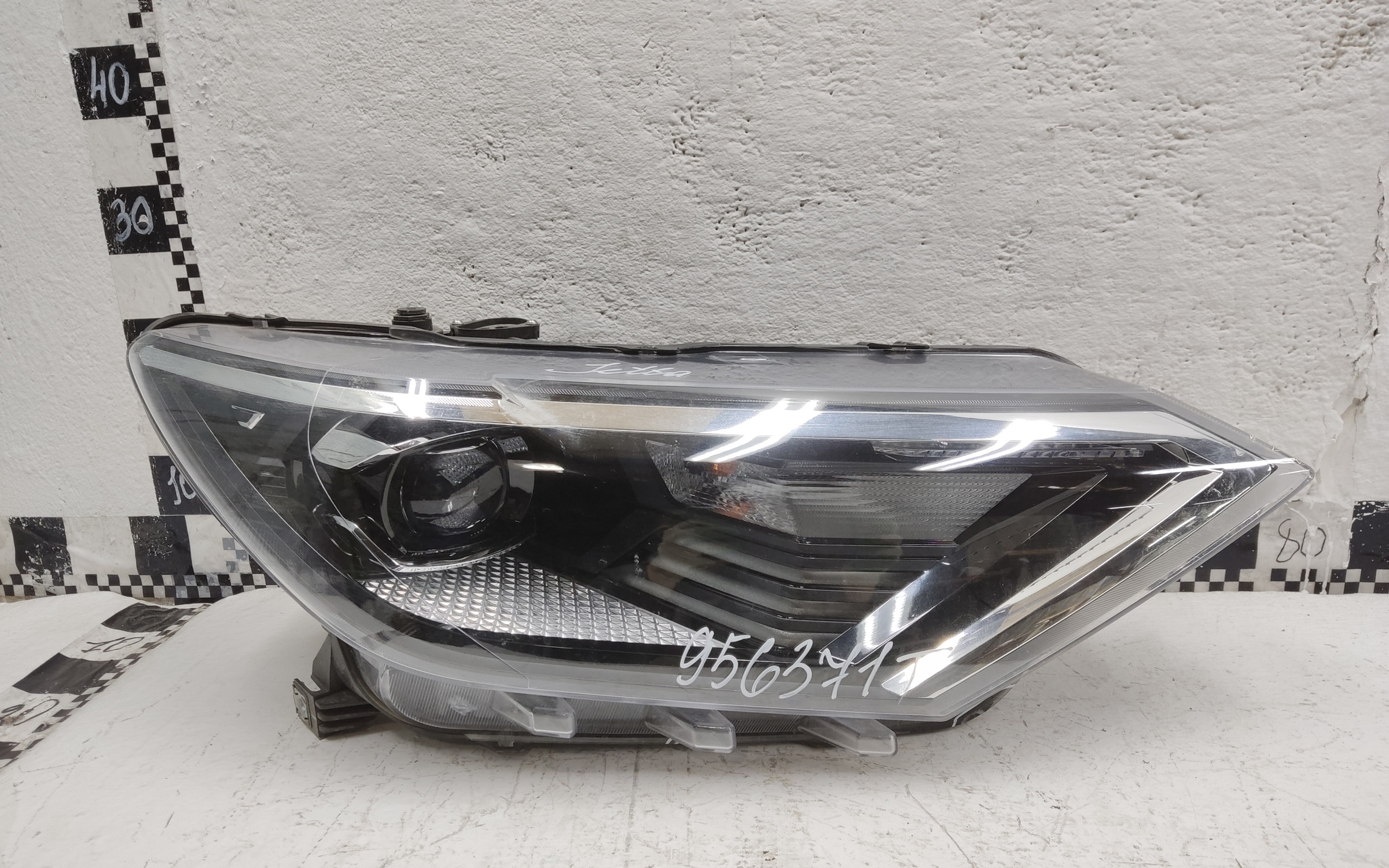 Фара передняя правая Jetta VS5 1 Restail 2 LED