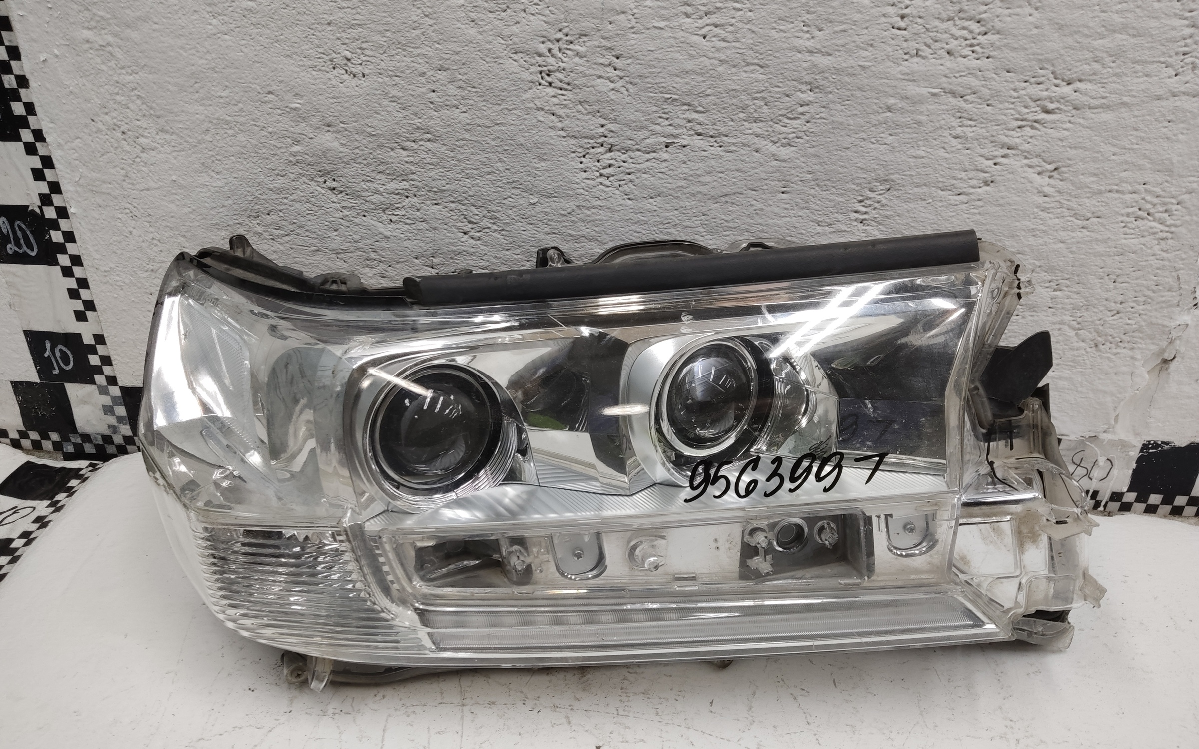 Фара передняя правая Toyota Land Cruiser 200 Restail 2 LED светлая