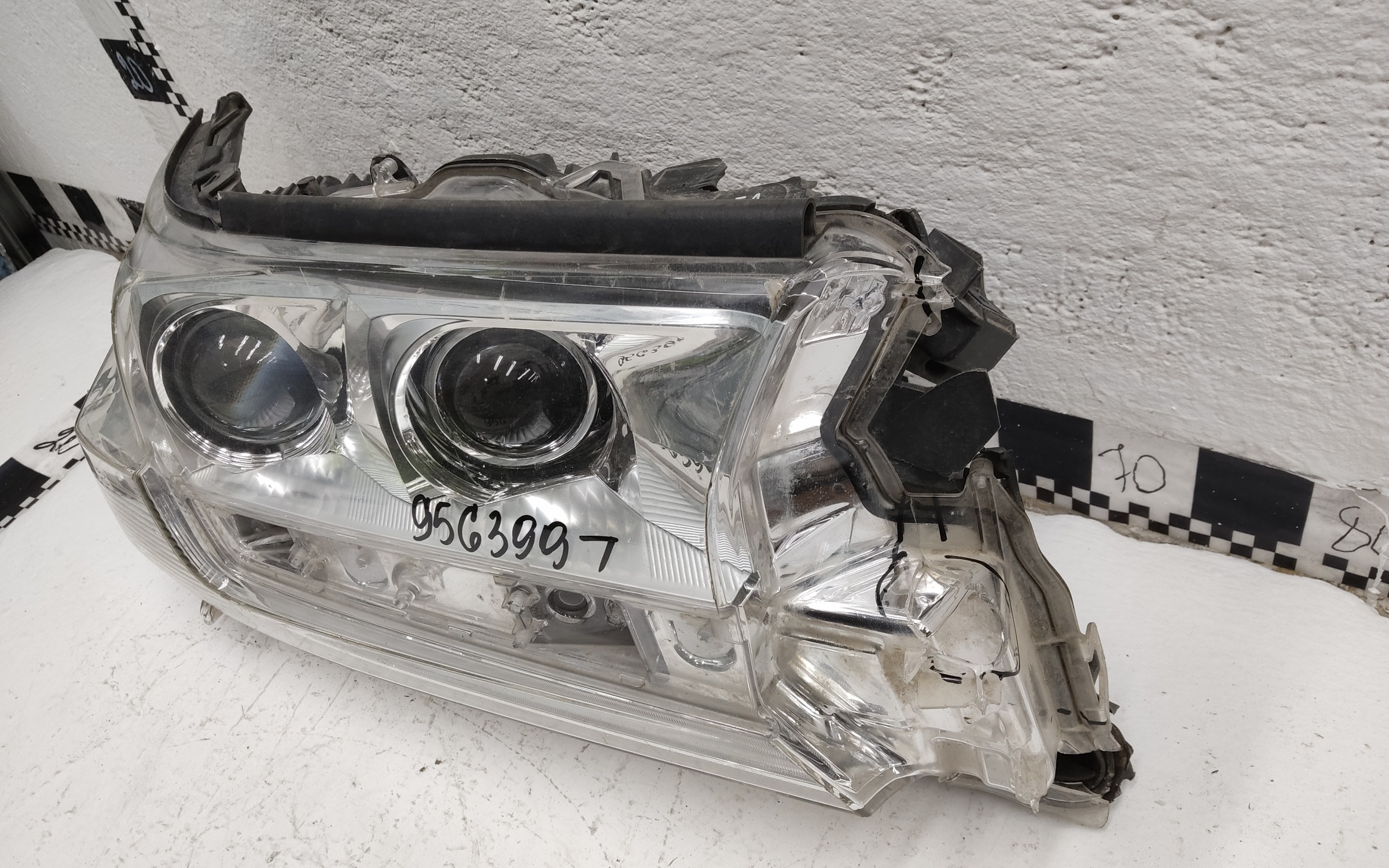 Фара передняя правая Toyota Land Cruiser 200 Restail 2 LED светлая