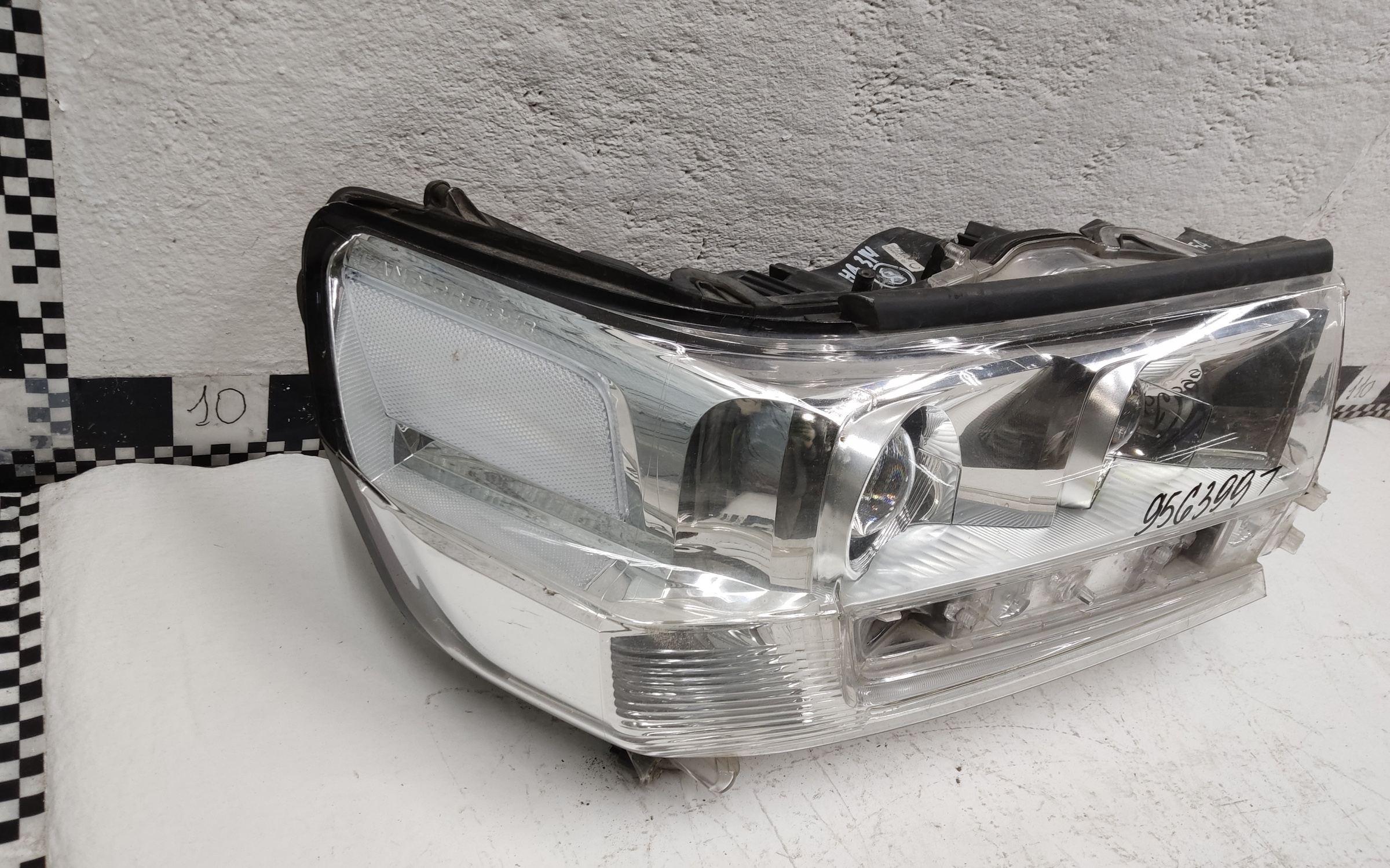 Фара передняя правая Toyota Land Cruiser 200 Restail 2 LED светлая