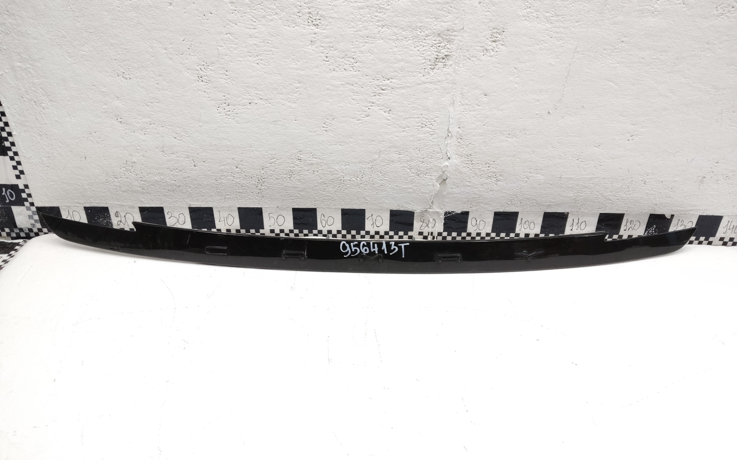 Накладка крышки багажника Toyota Camry V80