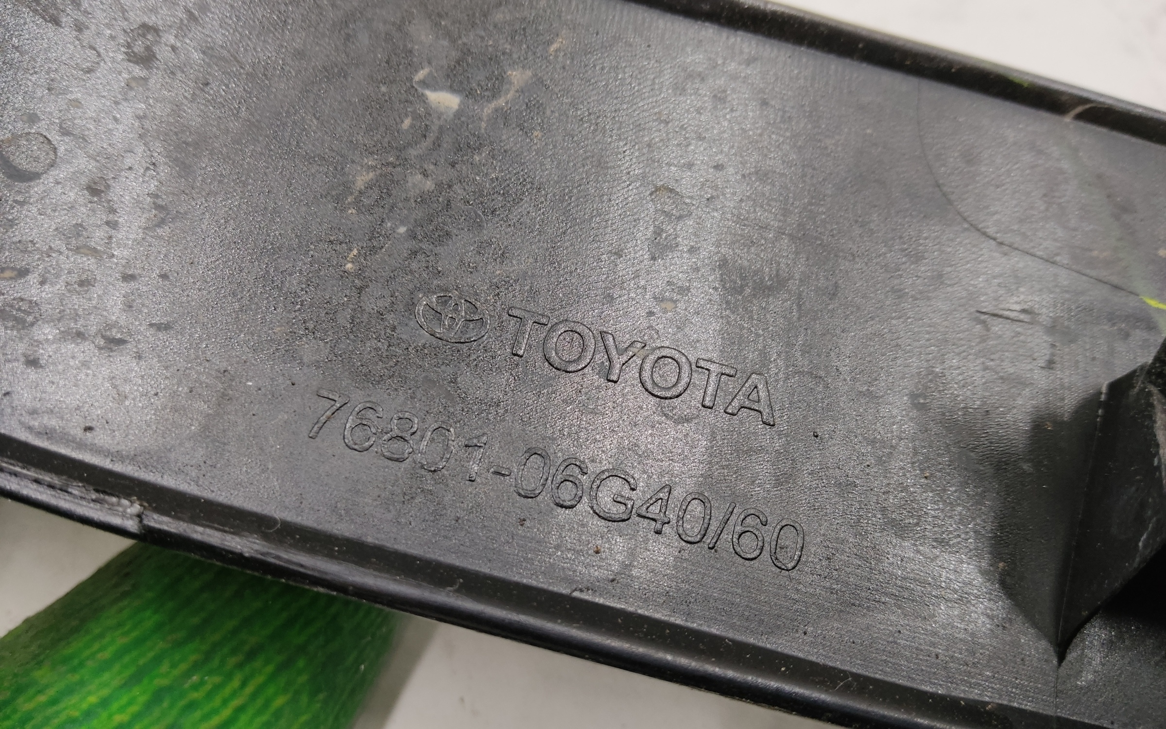 Накладка крышки багажника Toyota Camry V80