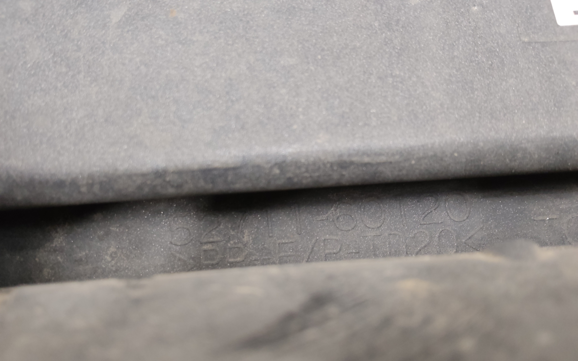 Накладка переднего бампера Toyota Land Cruiser 300