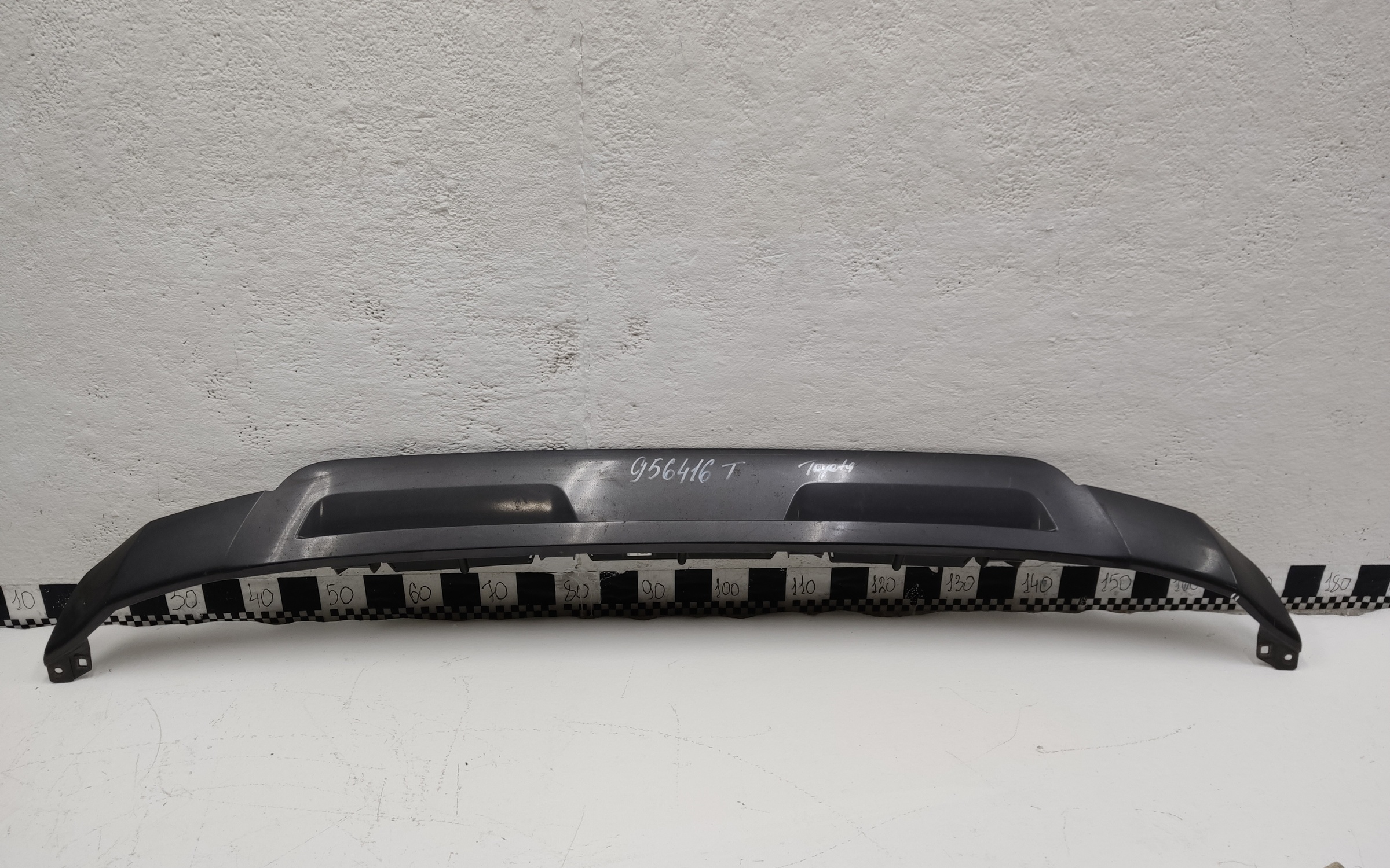 Накладка переднего бампера Toyota Land Cruiser 300