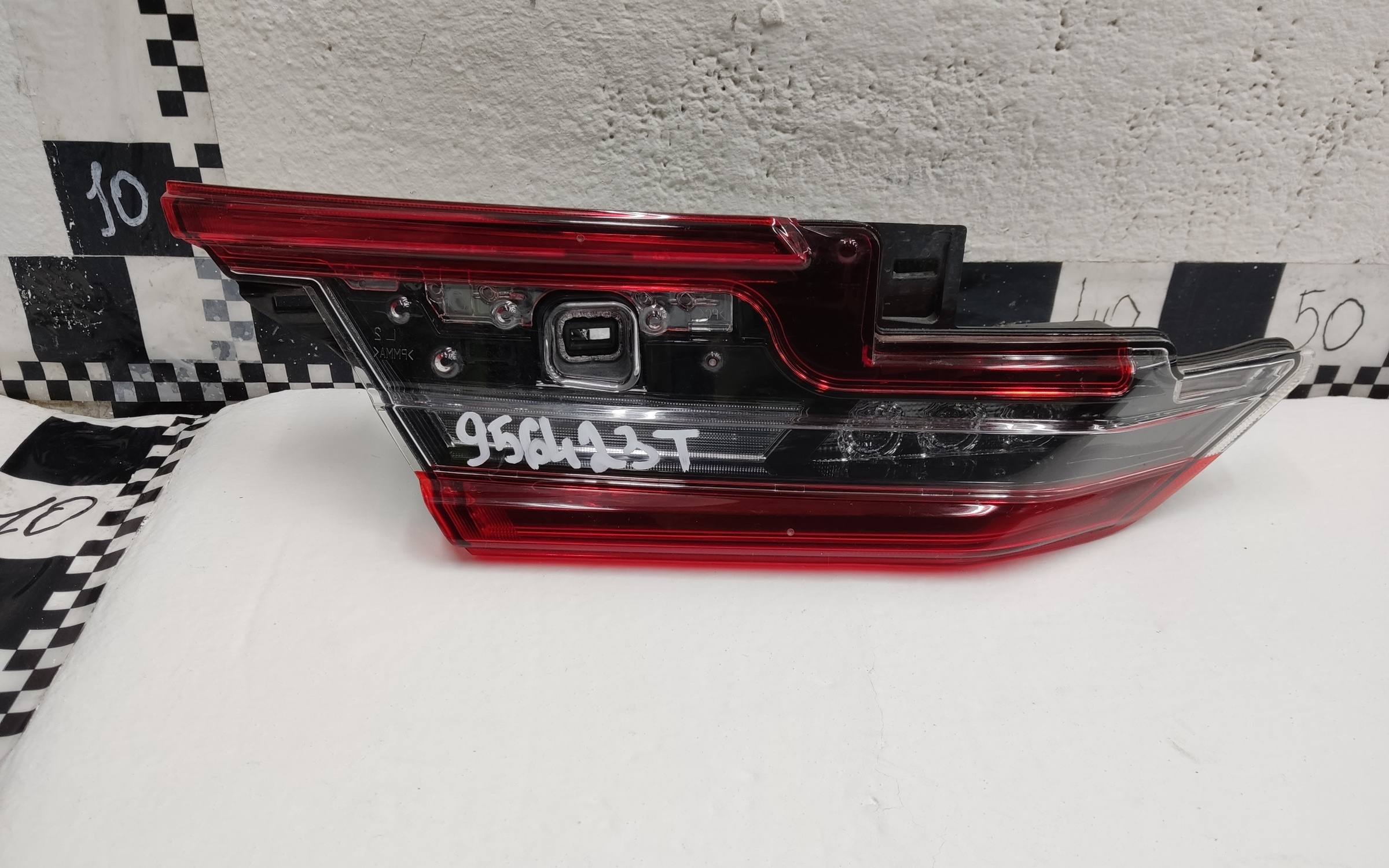 Фонарь задний левый внутренний Toyota Camry V80 LED