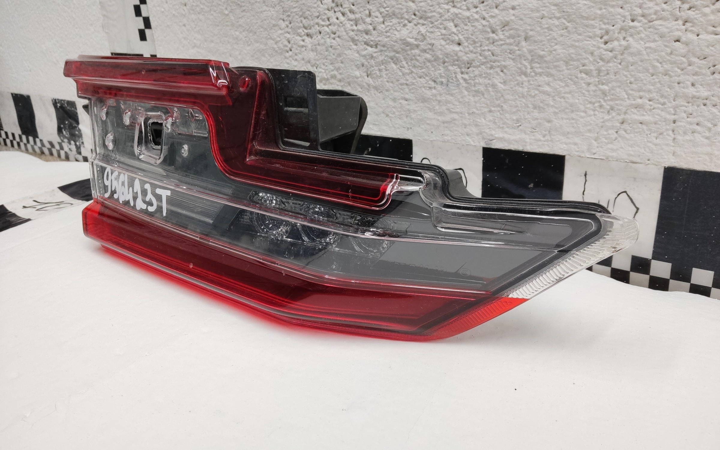 Фонарь задний левый внутренний Toyota Camry V80 LED