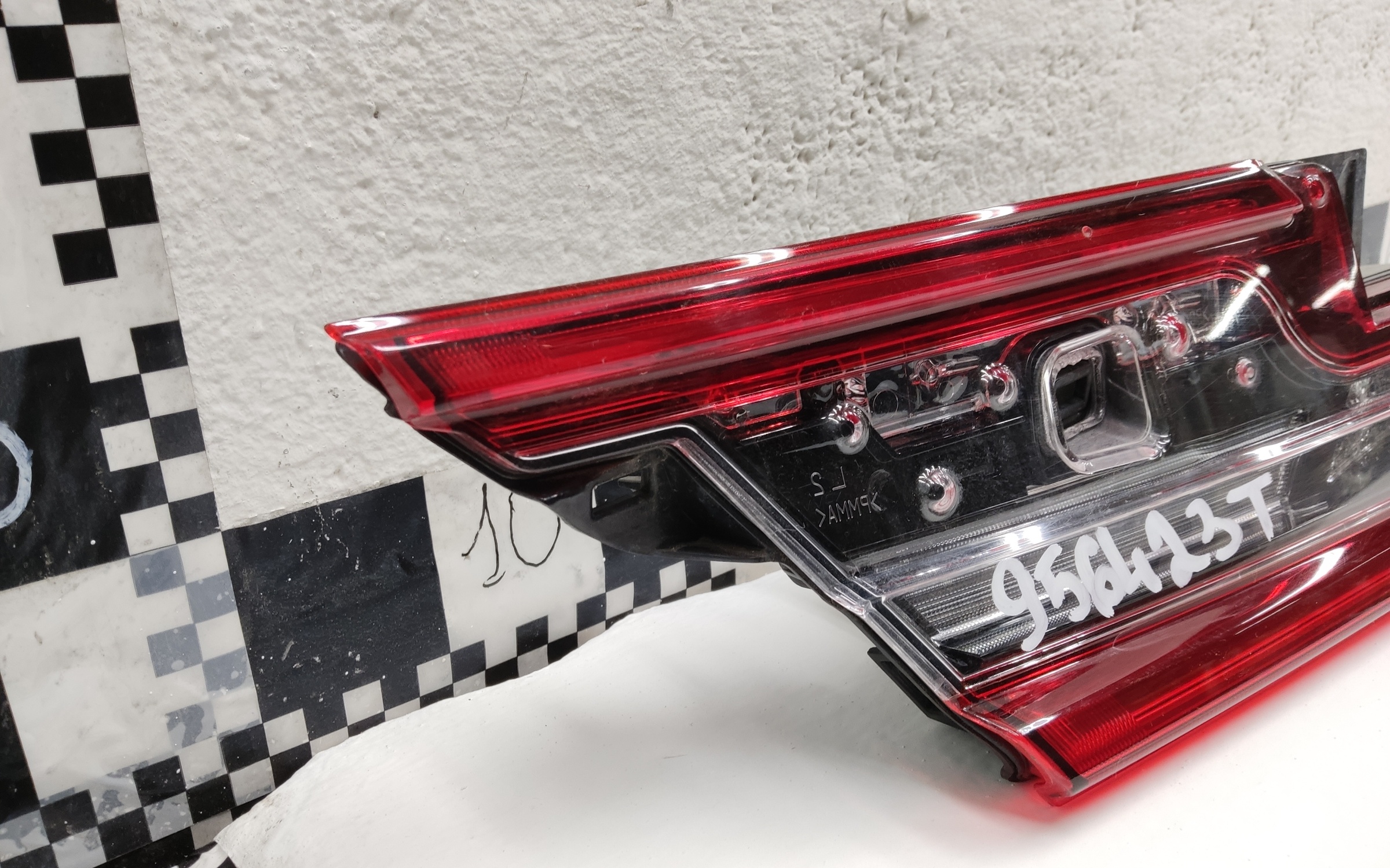 Фонарь задний левый внутренний Toyota Camry V80 LED