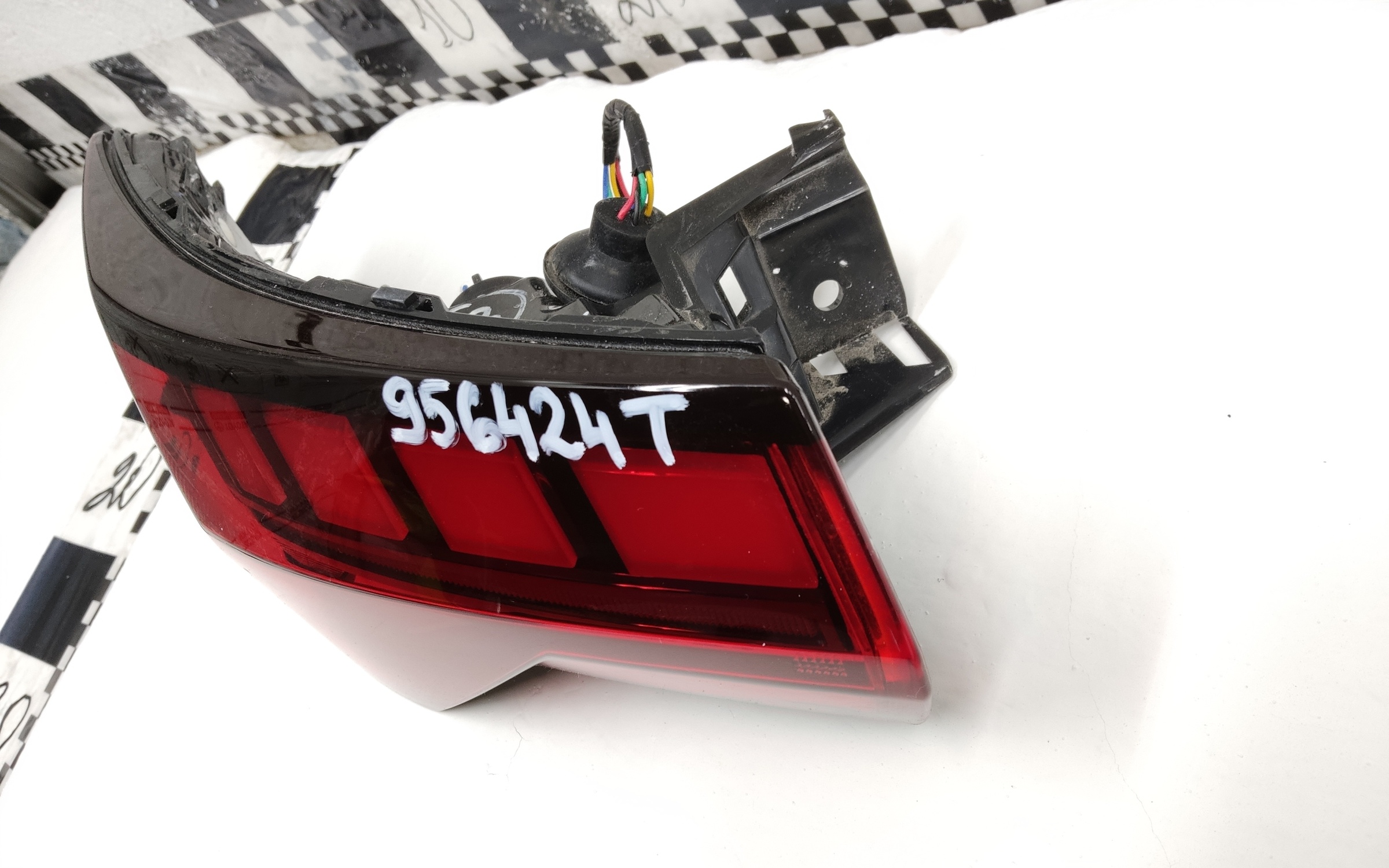 Фонарь задний левый наружный Geely Coolray Restail LED