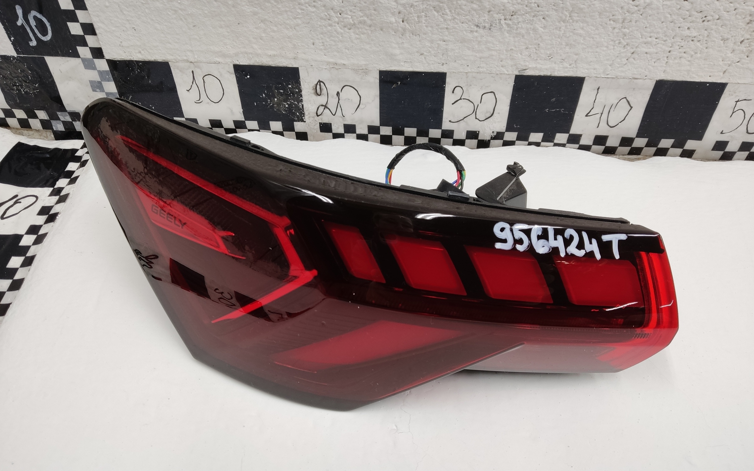 Фонарь задний левый наружный Geely Coolray Restail LED