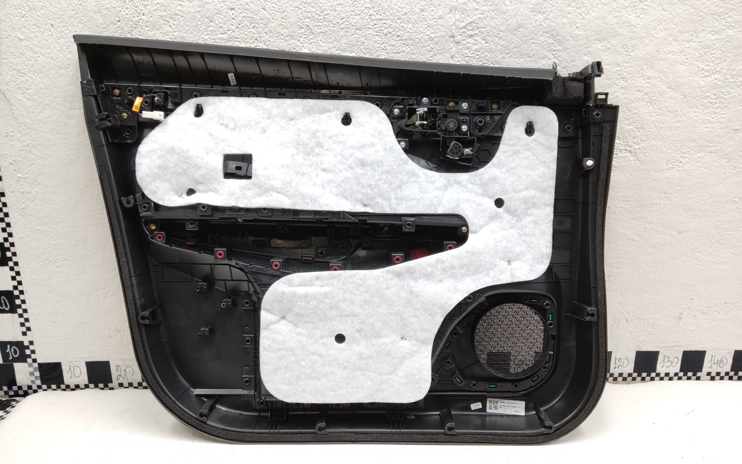 Обшивка двери передней правой Geely Coolray с красной вставкой