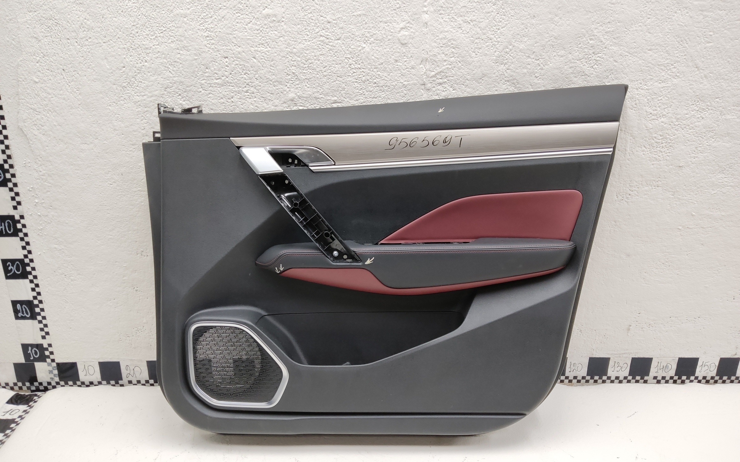 Обшивка двери передней правой Geely Coolray с красной вставкой